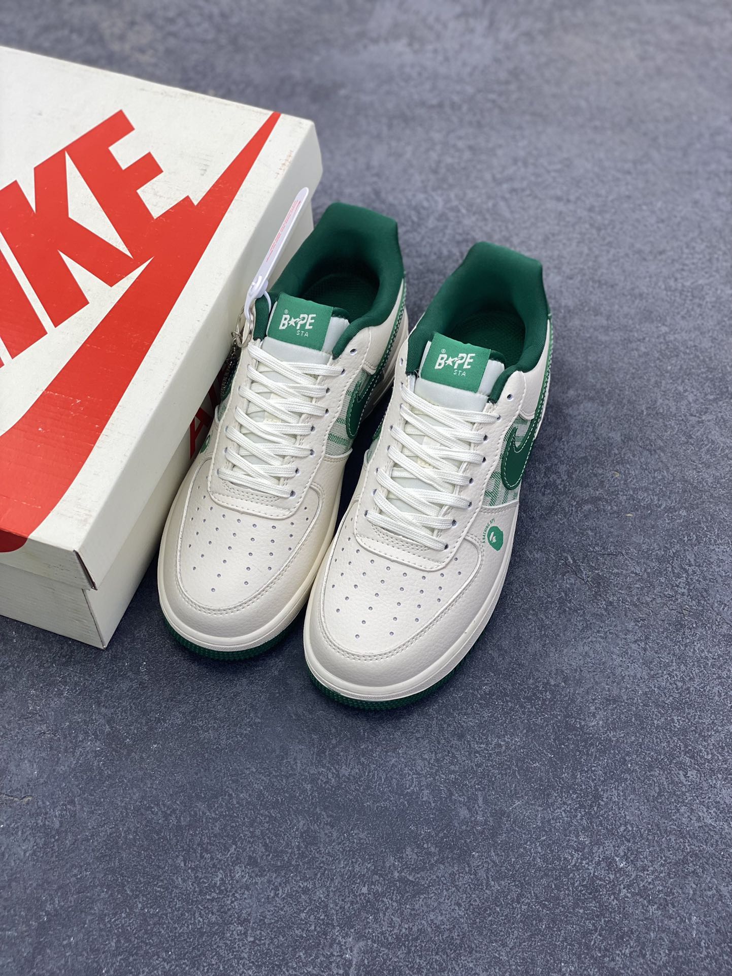 图片[8]-NIke Air Force 1 \’07 Low BAPE联名–奶白薄荷 空军一号低帮 运动鞋 休闲鞋 折边针车 工艺难度大 原楦头原纸板 高级牛仔 高端定制鞋盒 原厂鞋底 超高清洁度 细节完美 货号：DK0188-089 尺码：36 36.5 37.5 38 38.5 39 40 40.5 41 42 42.5 43 44 44.5 45-选品中心