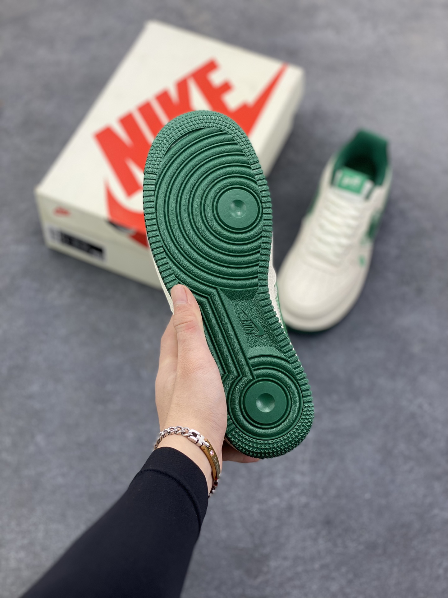 图片[5]-NIke Air Force 1 \’07 Low BAPE联名–奶白薄荷 空军一号低帮 运动鞋 休闲鞋 折边针车 工艺难度大 原楦头原纸板 高级牛仔 高端定制鞋盒 原厂鞋底 超高清洁度 细节完美 货号：DK0188-089 尺码：36 36.5 37.5 38 38.5 39 40 40.5 41 42 42.5 43 44 44.5 45-选品中心