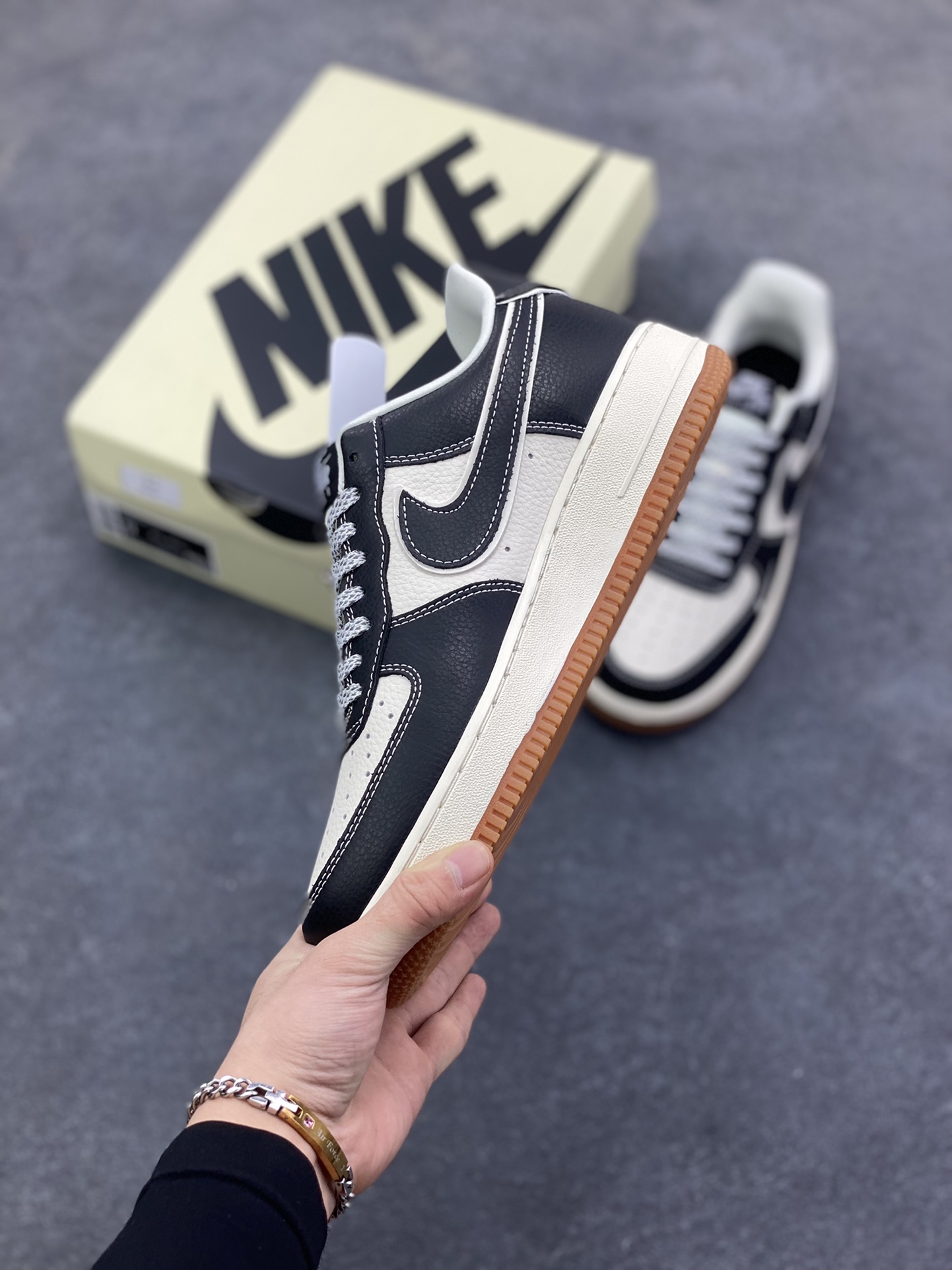 图片[3]-NIke Air Force 1 \’07 Low “斯图西联名——米黑生胶底”空军一号 低帮 运动鞋 休闲鞋 折边针车 工艺难度大 原楦头原纸板 原装鞋盒 定制五金配件 内置全掌气垫 原厂鞋底 货号：DD1982-323 尺码：36 36.5 37.5 38 38.5 39 40 40.5 41 42 42.5 43 44 44.5 45-选品中心