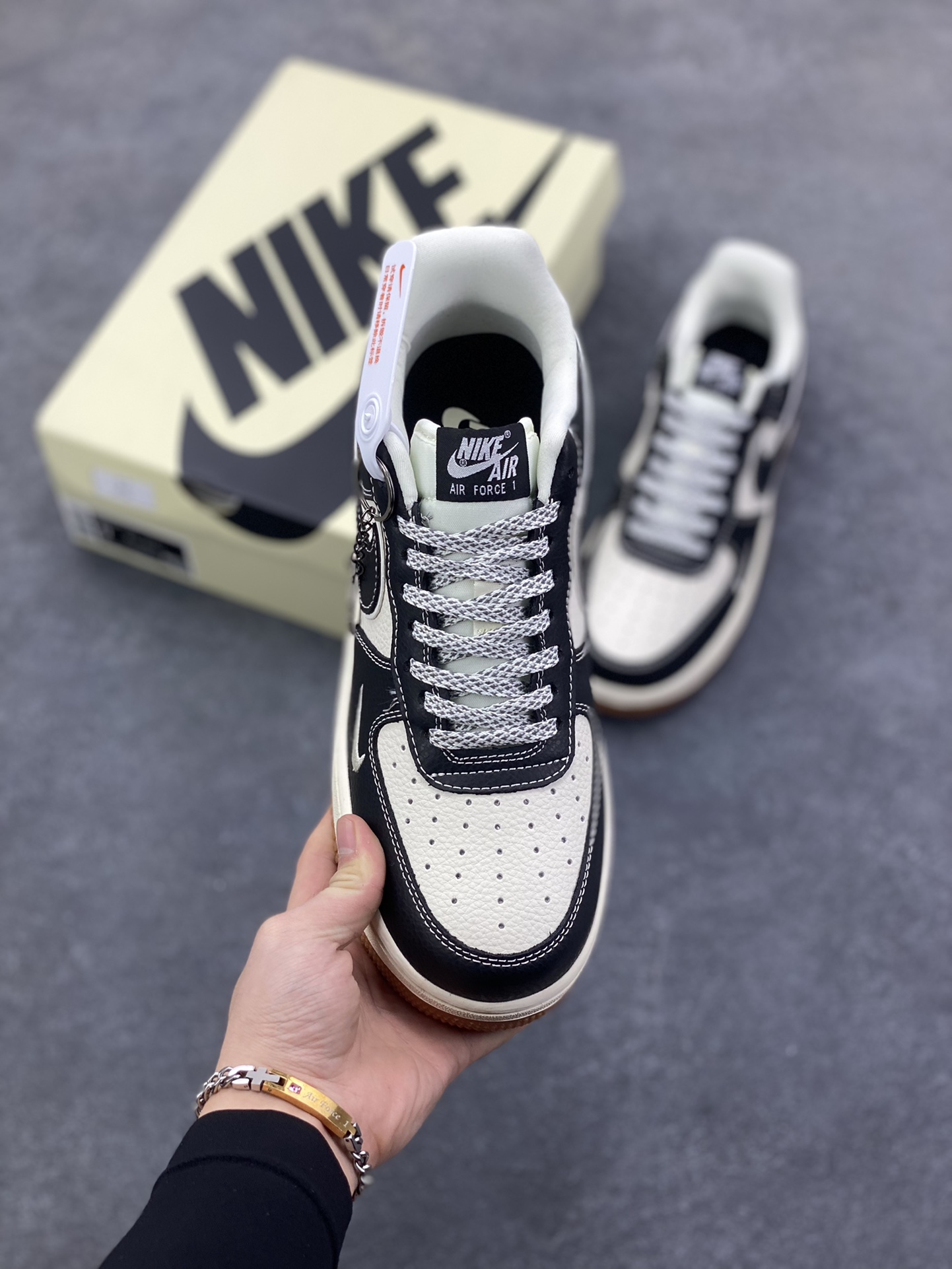 图片[2]-NIke Air Force 1 \’07 Low “斯图西联名——米黑生胶底”空军一号 低帮 运动鞋 休闲鞋 折边针车 工艺难度大 原楦头原纸板 原装鞋盒 定制五金配件 内置全掌气垫 原厂鞋底 货号：DD1982-323 尺码：36 36.5 37.5 38 38.5 39 40 40.5 41 42 42.5 43 44 44.5 45-选品中心