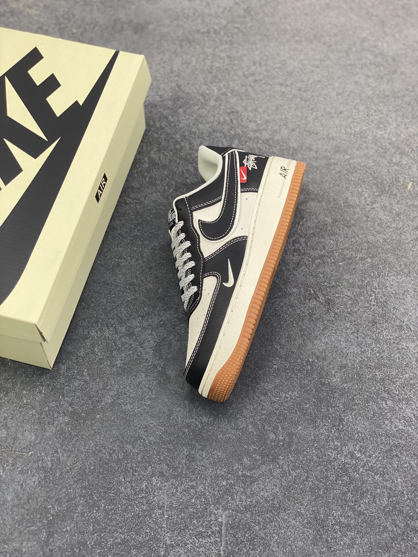 图片[7]-NIke Air Force 1 \’07 Low “斯图西联名——米黑生胶底”空军一号 低帮 运动鞋 休闲鞋 折边针车 工艺难度大 原楦头原纸板 原装鞋盒 定制五金配件 内置全掌气垫 原厂鞋底 货号：DD1982-323 尺码：36 36.5 37.5 38 38.5 39 40 40.5 41 42 42.5 43 44 44.5 45-选品中心