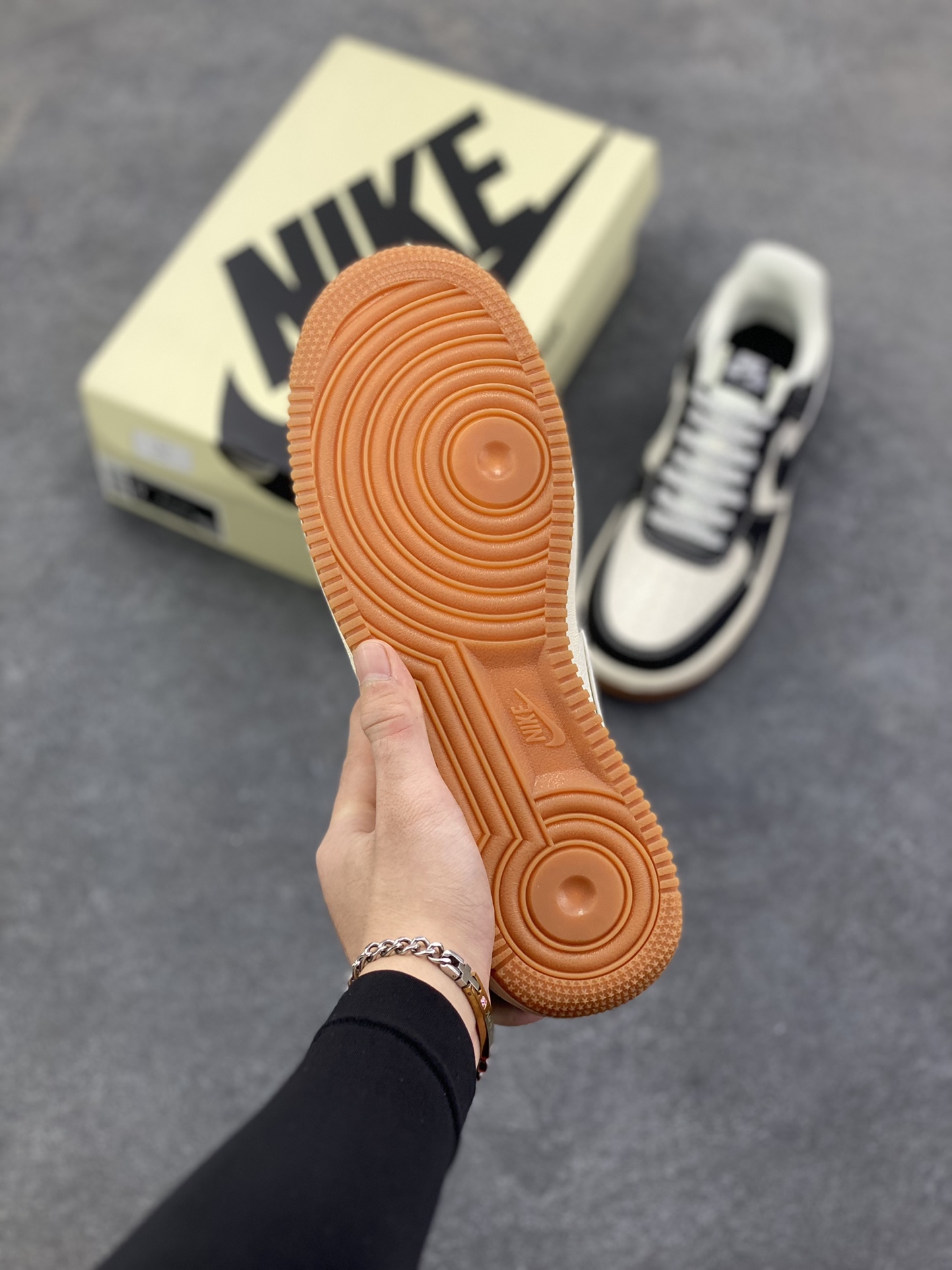 图片[5]-NIke Air Force 1 \’07 Low “斯图西联名——米黑生胶底”空军一号 低帮 运动鞋 休闲鞋 折边针车 工艺难度大 原楦头原纸板 原装鞋盒 定制五金配件 内置全掌气垫 原厂鞋底 货号：DD1982-323 尺码：36 36.5 37.5 38 38.5 39 40 40.5 41 42 42.5 43 44 44.5 45-选品中心