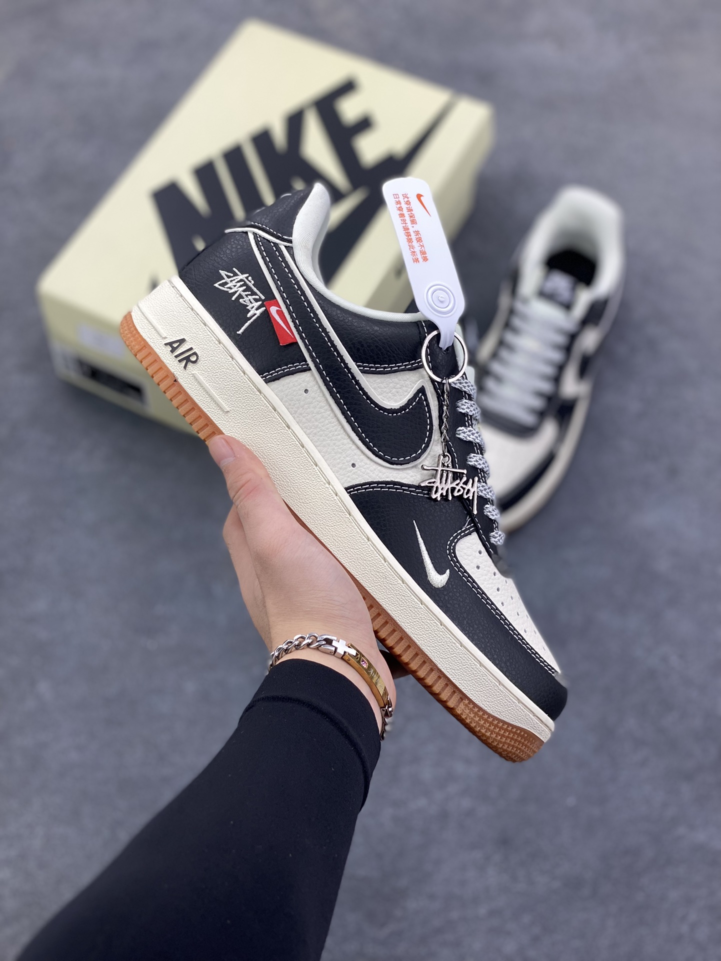 NIke Air Force 1 \’07 Low “斯图西联名——米黑生胶底”空军一号 低帮 运动鞋 休闲鞋 折边针车 工艺难度大 原楦头原纸板 原装鞋盒 定制五金配件 内置全掌气垫 原厂鞋底 货号：DD1982-323 尺码：36 36.5 37.5 38 38.5 39 40 40.5 41 42 42.5 43 44 44.5 45-选品中心