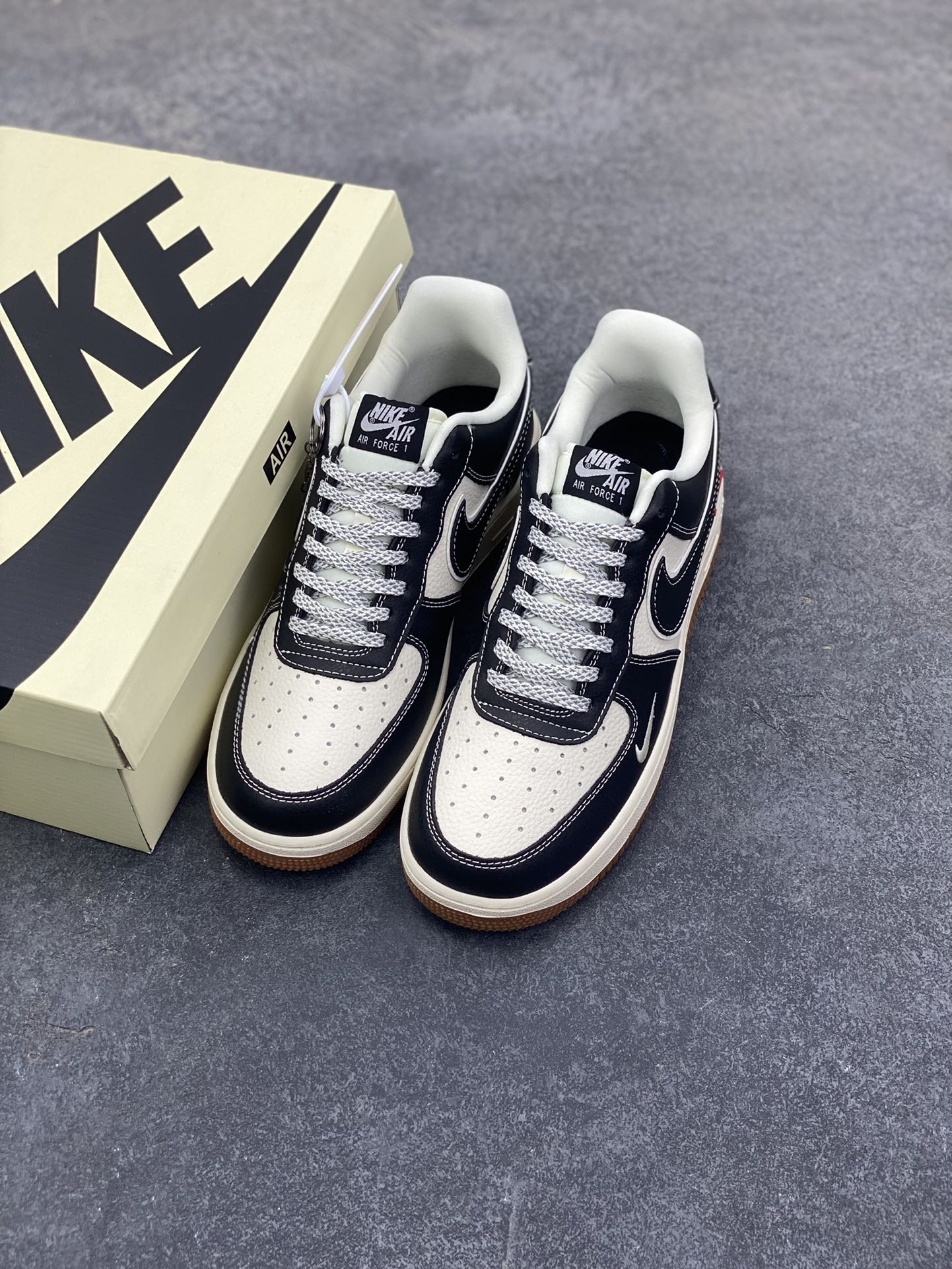 图片[8]-NIke Air Force 1 \’07 Low “斯图西联名——米黑生胶底”空军一号 低帮 运动鞋 休闲鞋 折边针车 工艺难度大 原楦头原纸板 原装鞋盒 定制五金配件 内置全掌气垫 原厂鞋底 货号：DD1982-323 尺码：36 36.5 37.5 38 38.5 39 40 40.5 41 42 42.5 43 44 44.5 45-选品中心