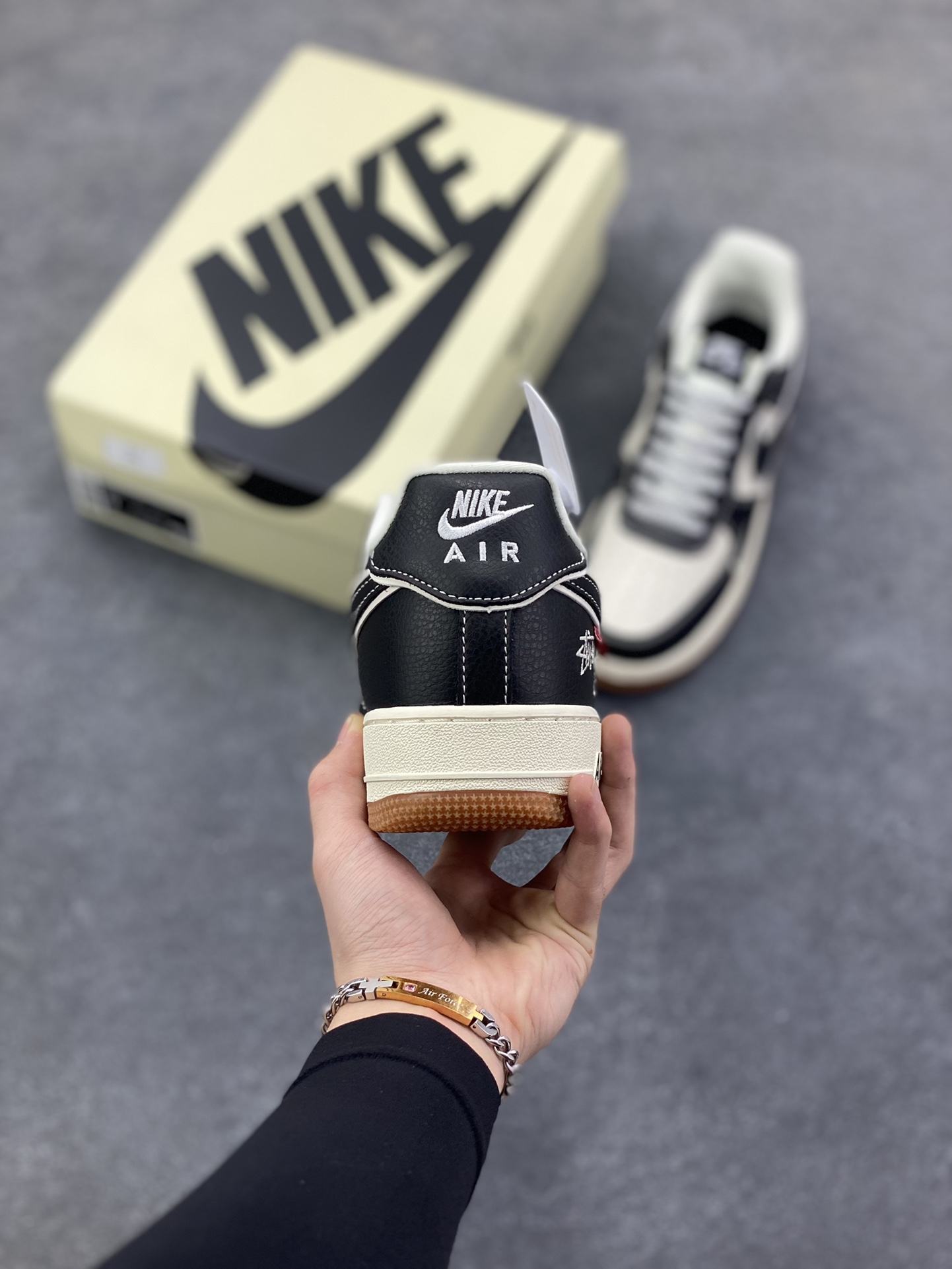 图片[4]-NIke Air Force 1 \’07 Low “斯图西联名——米黑生胶底”空军一号 低帮 运动鞋 休闲鞋 折边针车 工艺难度大 原楦头原纸板 原装鞋盒 定制五金配件 内置全掌气垫 原厂鞋底 货号：DD1982-323 尺码：36 36.5 37.5 38 38.5 39 40 40.5 41 42 42.5 43 44 44.5 45-选品中心