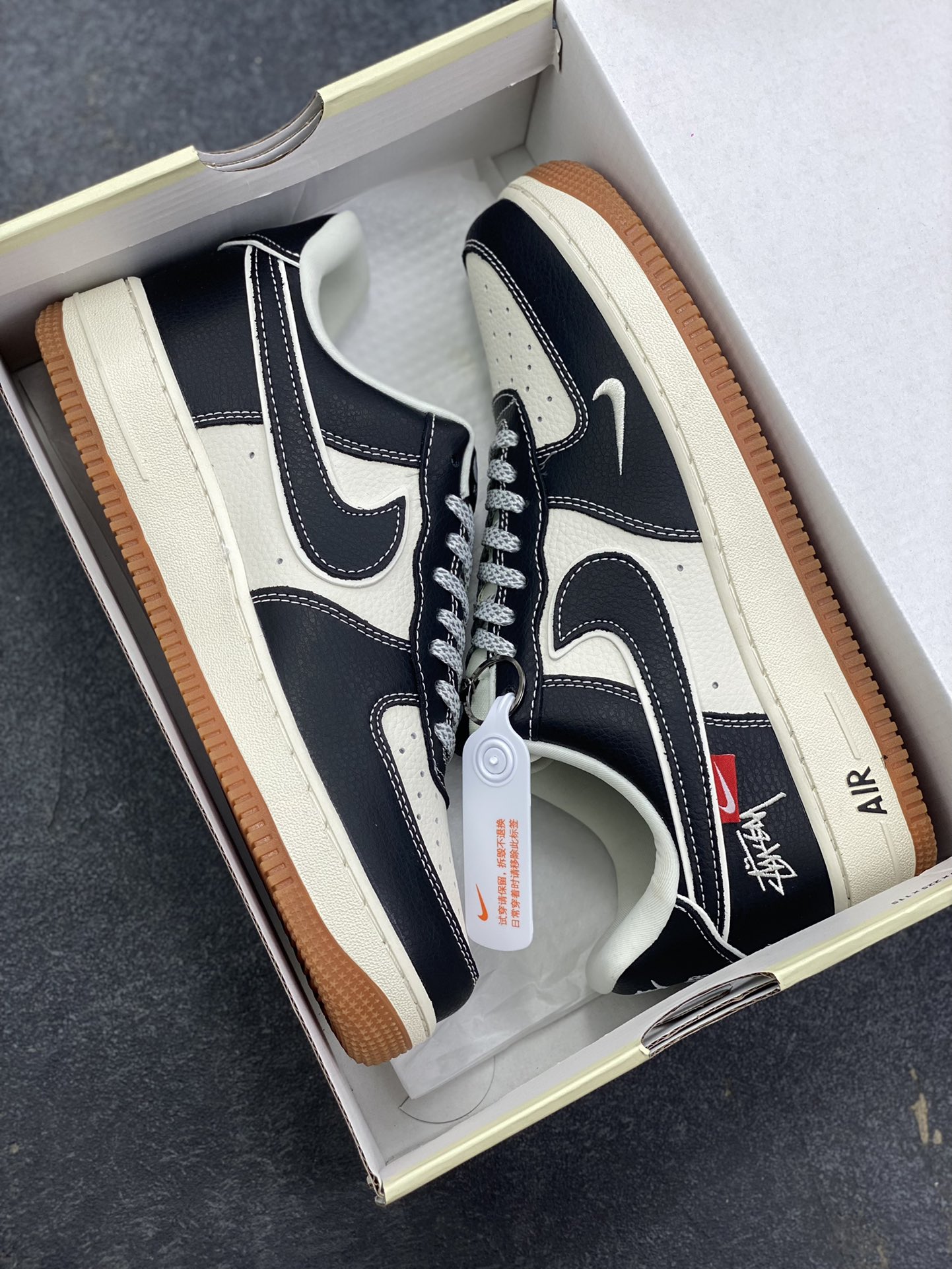 图片[9]-NIke Air Force 1 \’07 Low “斯图西联名——米黑生胶底”空军一号 低帮 运动鞋 休闲鞋 折边针车 工艺难度大 原楦头原纸板 原装鞋盒 定制五金配件 内置全掌气垫 原厂鞋底 货号：DD1982-323 尺码：36 36.5 37.5 38 38.5 39 40 40.5 41 42 42.5 43 44 44.5 45-选品中心