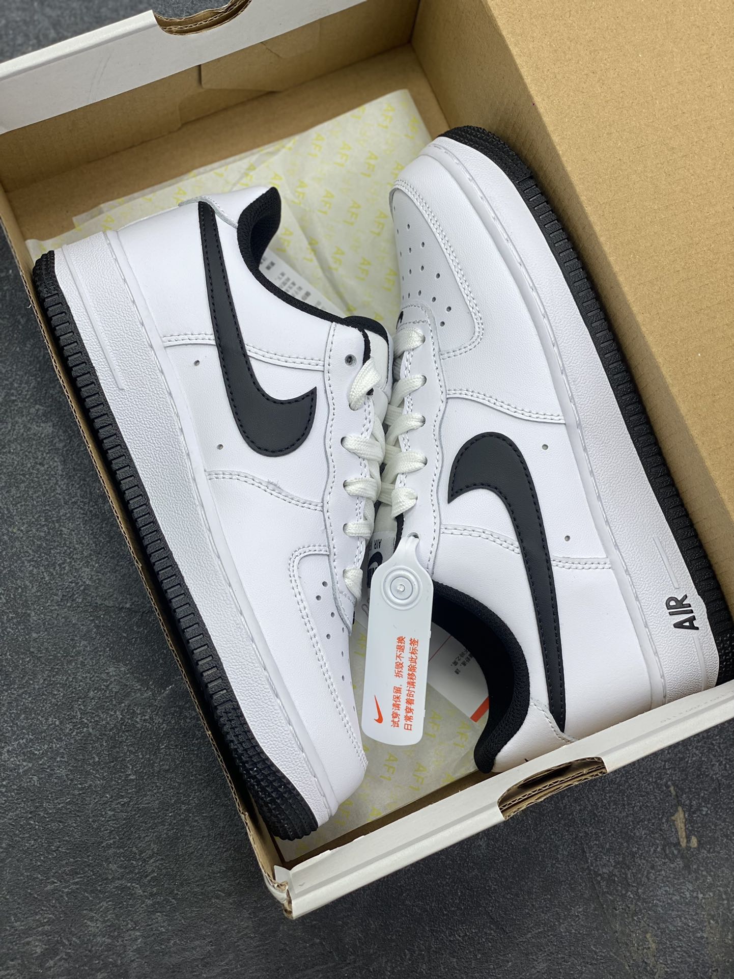 图片[9]-Nike Air Force 1 Low 白黑勾 空军一号低帮运动休闲板鞋 原楦头原纸板 打造纯正空军版型 专注外贸渠道 全掌内置蜂窝气垫 原盒配件 原厂中底钢印、拉帮完美 货号：HQ1911-100 尺码：36 36.5 37.5 38 38.5 39 40 40.5 41 42 42.5 43 44 44.5 45-选品中心