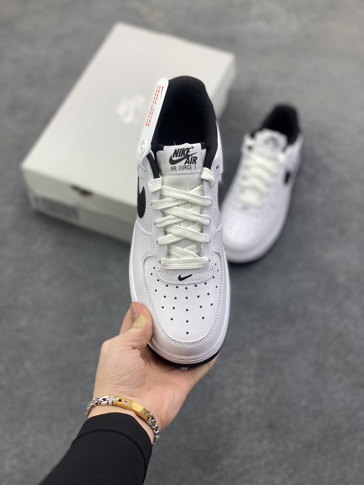 图片[2]-Nike Air Force 1 Low 白黑勾 空军一号低帮运动休闲板鞋 原楦头原纸板 打造纯正空军版型 专注外贸渠道 全掌内置蜂窝气垫 原盒配件 原厂中底钢印、拉帮完美 货号：HQ1911-100 尺码：36 36.5 37.5 38 38.5 39 40 40.5 41 42 42.5 43 44 44.5 45-选品中心