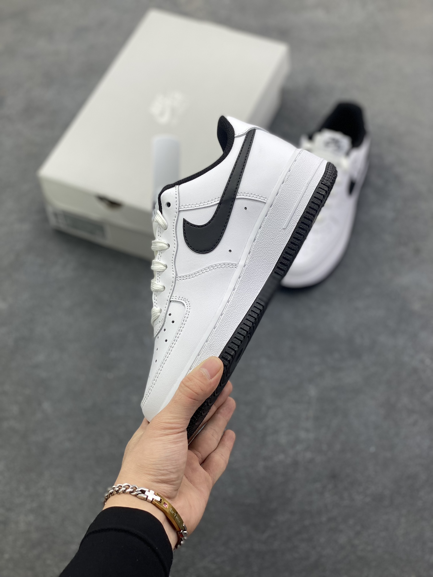 图片[3]-Nike Air Force 1 Low 白黑勾 空军一号低帮运动休闲板鞋 原楦头原纸板 打造纯正空军版型 专注外贸渠道 全掌内置蜂窝气垫 原盒配件 原厂中底钢印、拉帮完美 货号：HQ1911-100 尺码：36 36.5 37.5 38 38.5 39 40 40.5 41 42 42.5 43 44 44.5 45-选品中心