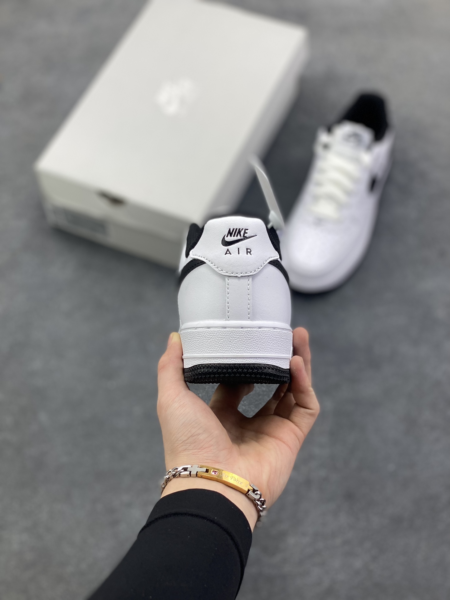 图片[4]-Nike Air Force 1 Low 白黑勾 空军一号低帮运动休闲板鞋 原楦头原纸板 打造纯正空军版型 专注外贸渠道 全掌内置蜂窝气垫 原盒配件 原厂中底钢印、拉帮完美 货号：HQ1911-100 尺码：36 36.5 37.5 38 38.5 39 40 40.5 41 42 42.5 43 44 44.5 45-选品中心