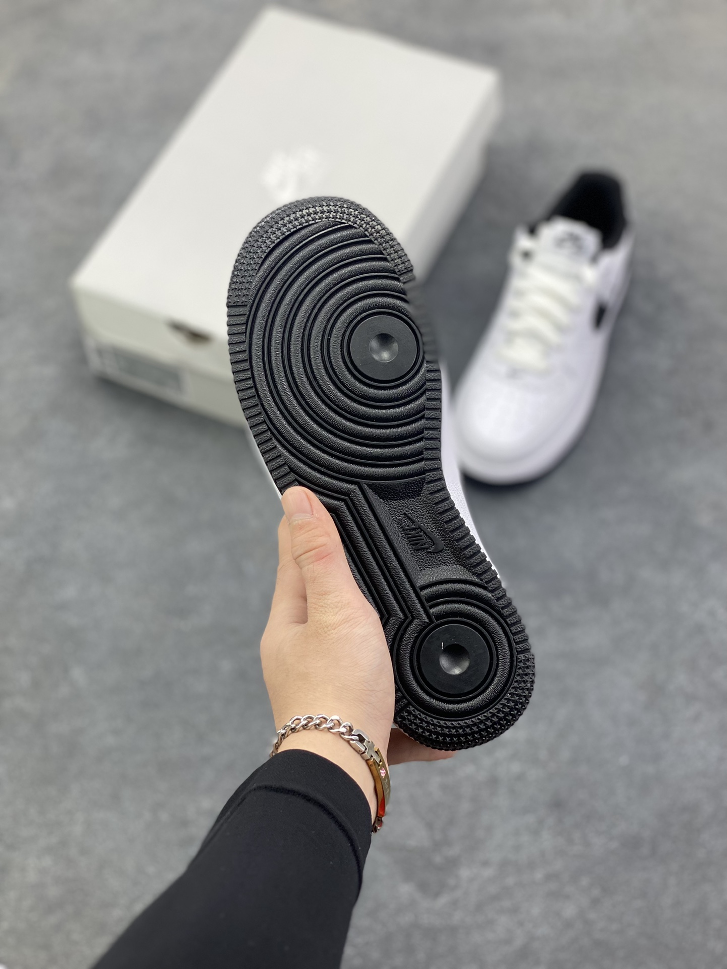 图片[5]-Nike Air Force 1 Low 白黑勾 空军一号低帮运动休闲板鞋 原楦头原纸板 打造纯正空军版型 专注外贸渠道 全掌内置蜂窝气垫 原盒配件 原厂中底钢印、拉帮完美 货号：HQ1911-100 尺码：36 36.5 37.5 38 38.5 39 40 40.5 41 42 42.5 43 44 44.5 45-选品中心