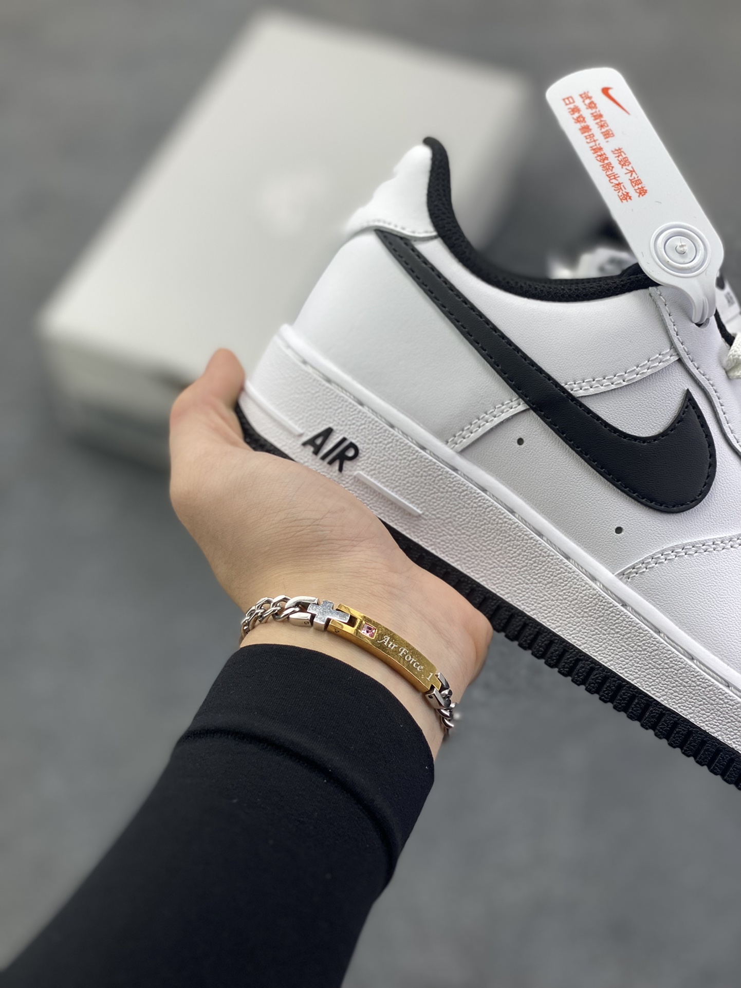 图片[6]-Nike Air Force 1 Low 白黑勾 空军一号低帮运动休闲板鞋 原楦头原纸板 打造纯正空军版型 专注外贸渠道 全掌内置蜂窝气垫 原盒配件 原厂中底钢印、拉帮完美 货号：HQ1911-100 尺码：36 36.5 37.5 38 38.5 39 40 40.5 41 42 42.5 43 44 44.5 45-选品中心