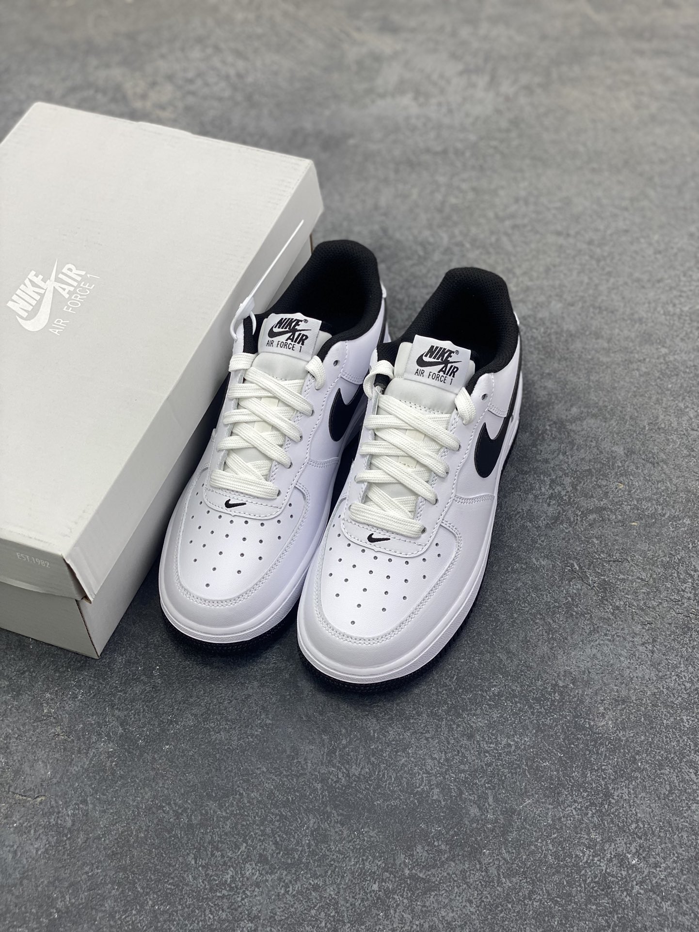 图片[8]-Nike Air Force 1 Low 白黑勾 空军一号低帮运动休闲板鞋 原楦头原纸板 打造纯正空军版型 专注外贸渠道 全掌内置蜂窝气垫 原盒配件 原厂中底钢印、拉帮完美 货号：HQ1911-100 尺码：36 36.5 37.5 38 38.5 39 40 40.5 41 42 42.5 43 44 44.5 45-选品中心