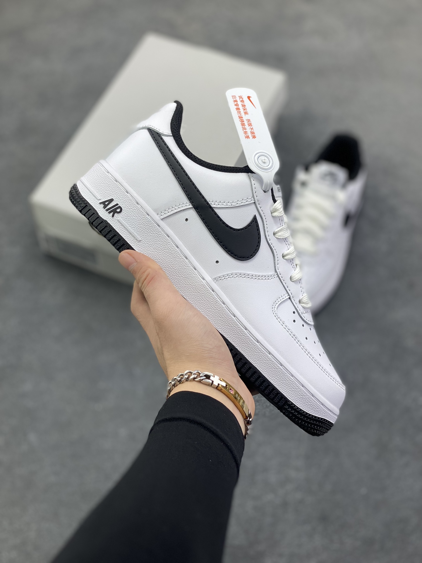 Nike Air Force 1 Low 白黑勾 空军一号低帮运动休闲板鞋 原楦头原纸板 打造纯正空军版型 专注外贸渠道 全掌内置蜂窝气垫 原盒配件 原厂中底钢印、拉帮完美 货号：HQ1911-100 尺码：36 36.5 37.5 38 38.5 39 40 40.5 41 42 42.5 43 44 44.5 45-选品中心