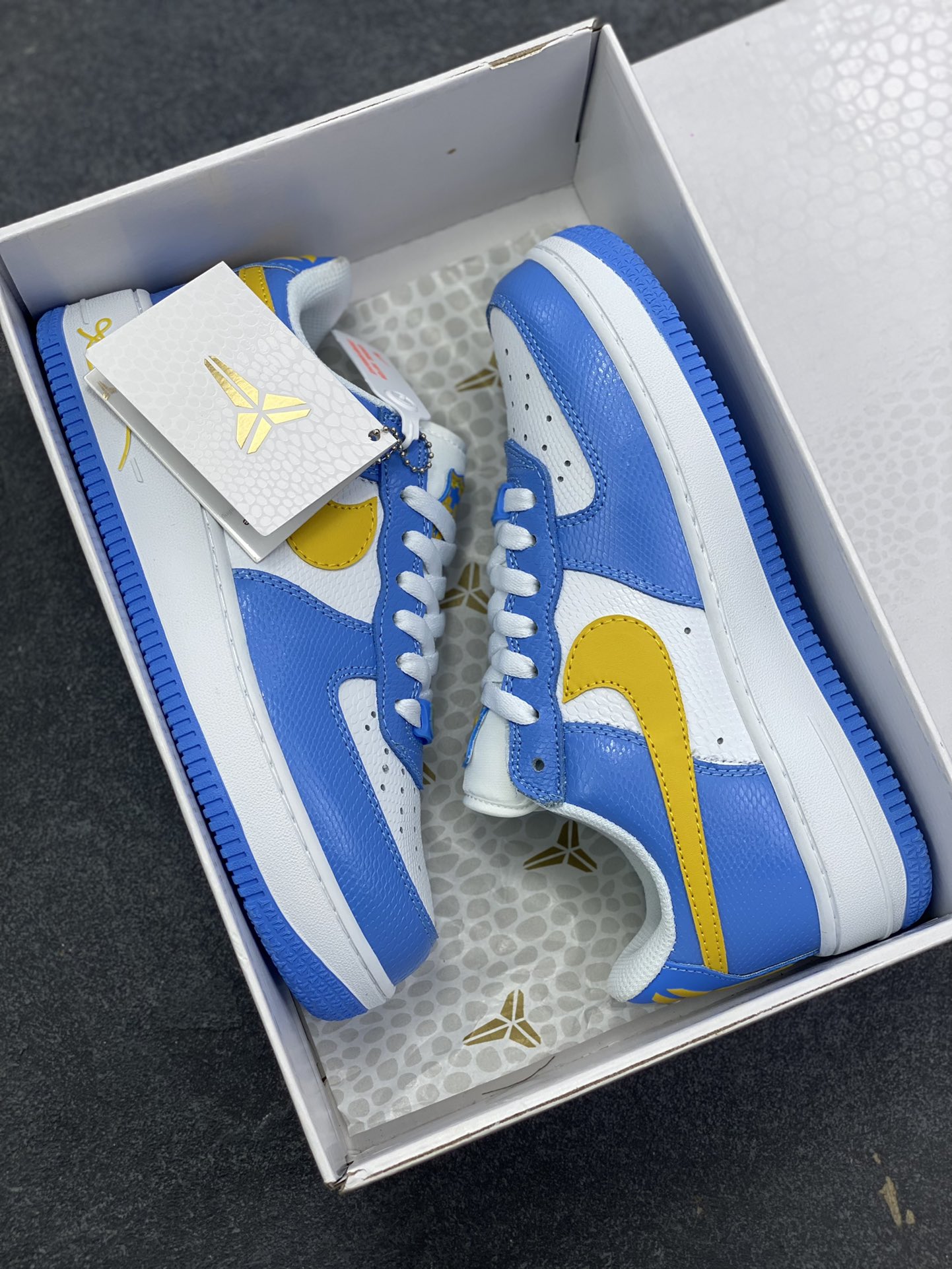 图片[9]-Nike Air Force 1 Low 科比 空军一号低帮运动休闲板鞋 原楦头原纸板 打造纯正空军版型 专注外贸渠道 全掌内置蜂窝气垫 原盒配件 原厂中底钢印、拉帮完美 货号：IM0583-400 尺码：36 36.5 37.5 38 38.5 39 40 40.5 41 42 42.5 43 44 44.5 45-选品中心