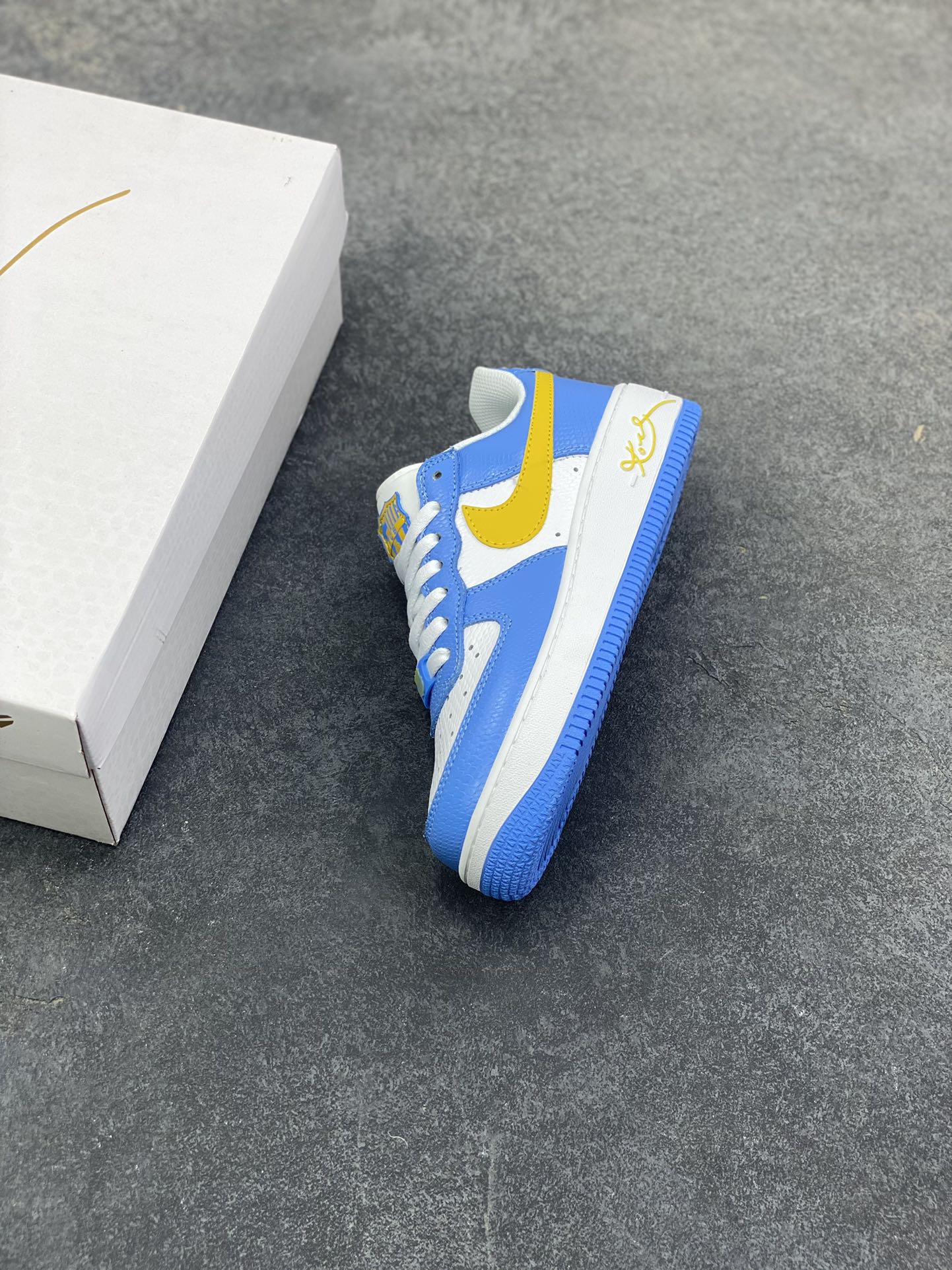 图片[7]-Nike Air Force 1 Low 科比 空军一号低帮运动休闲板鞋 原楦头原纸板 打造纯正空军版型 专注外贸渠道 全掌内置蜂窝气垫 原盒配件 原厂中底钢印、拉帮完美 货号：IM0583-400 尺码：36 36.5 37.5 38 38.5 39 40 40.5 41 42 42.5 43 44 44.5 45-选品中心