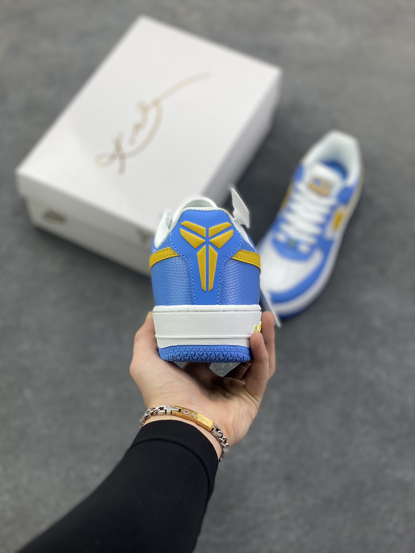 图片[4]-Nike Air Force 1 Low 科比 空军一号低帮运动休闲板鞋 原楦头原纸板 打造纯正空军版型 专注外贸渠道 全掌内置蜂窝气垫 原盒配件 原厂中底钢印、拉帮完美 货号：IM0583-400 尺码：36 36.5 37.5 38 38.5 39 40 40.5 41 42 42.5 43 44 44.5 45-选品中心