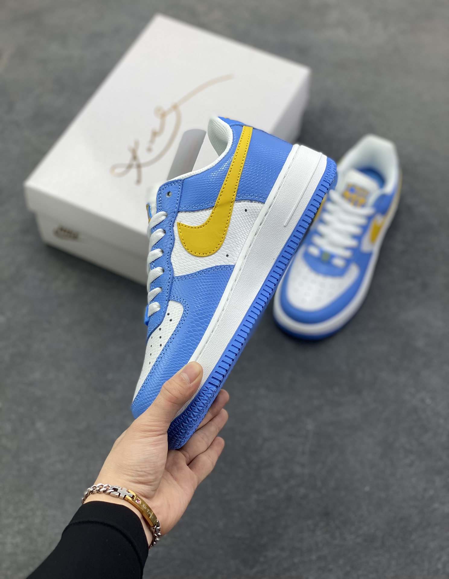 图片[3]-Nike Air Force 1 Low 科比 空军一号低帮运动休闲板鞋 原楦头原纸板 打造纯正空军版型 专注外贸渠道 全掌内置蜂窝气垫 原盒配件 原厂中底钢印、拉帮完美 货号：IM0583-400 尺码：36 36.5 37.5 38 38.5 39 40 40.5 41 42 42.5 43 44 44.5 45-选品中心
