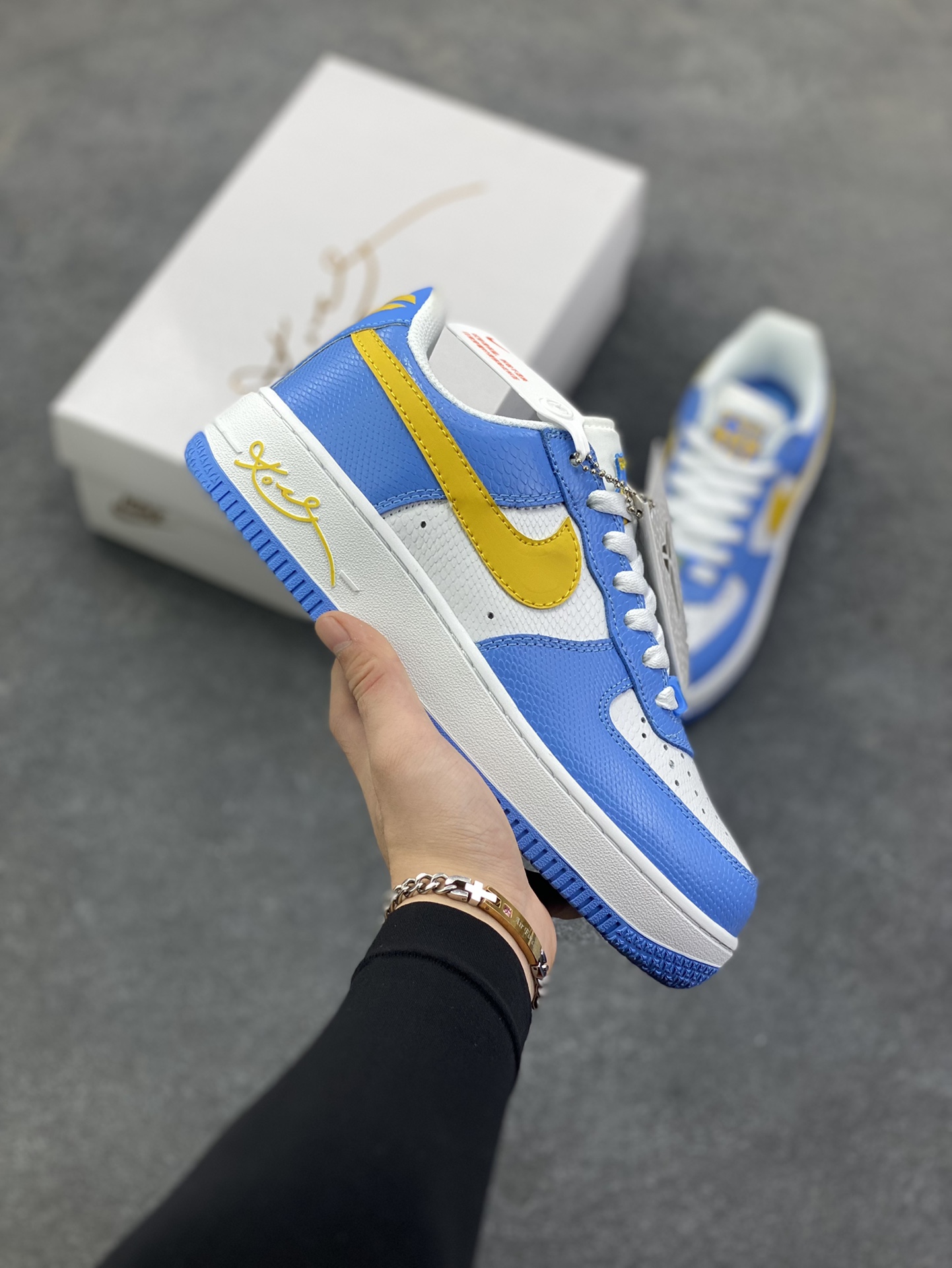 Nike Air Force 1 Low 科比 空军一号低帮运动休闲板鞋 原楦头原纸板 打造纯正空军版型 专注外贸渠道 全掌内置蜂窝气垫 原盒配件 原厂中底钢印、拉帮完美 货号：IM0583-400 尺码：36 36.5 37.5 38 38.5 39 40 40.5 41 42 42.5 43 44 44.5 45-选品中心
