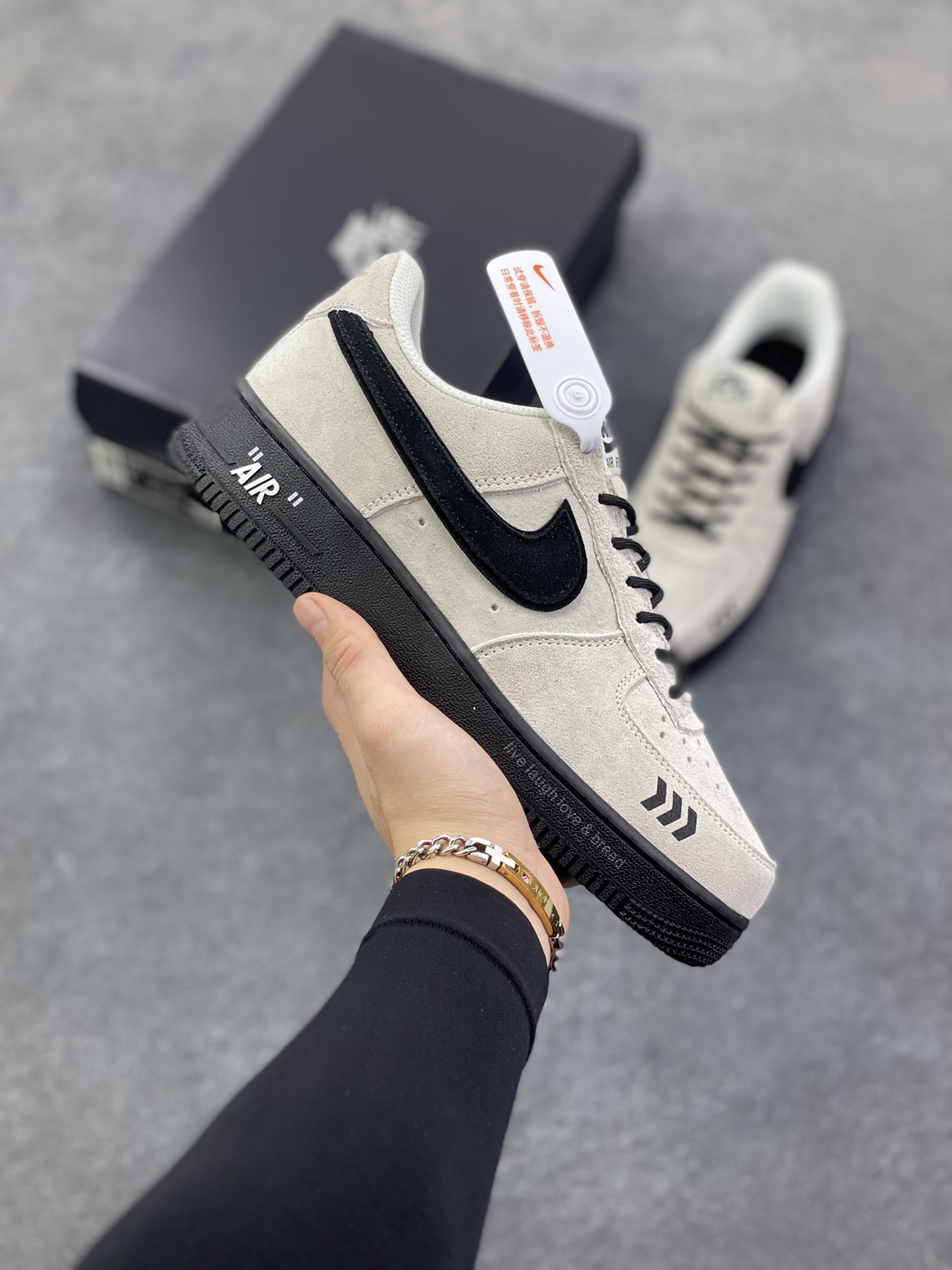 Nike Air Force 1 Low 空军一号低帮百搭休闲运动板鞋。柔软、弹性十足的缓震性能和出色的中底设计，横跨复古与现代的外型结合，造就出风靡全球三十多年的Force 1，直到今天还深受青睐。 货号：HQ1966-200 尺码：36 36.5 37.5 38 38.5 39 40 40.5 41 42 42.5 43 44 44.5 45-选品中心