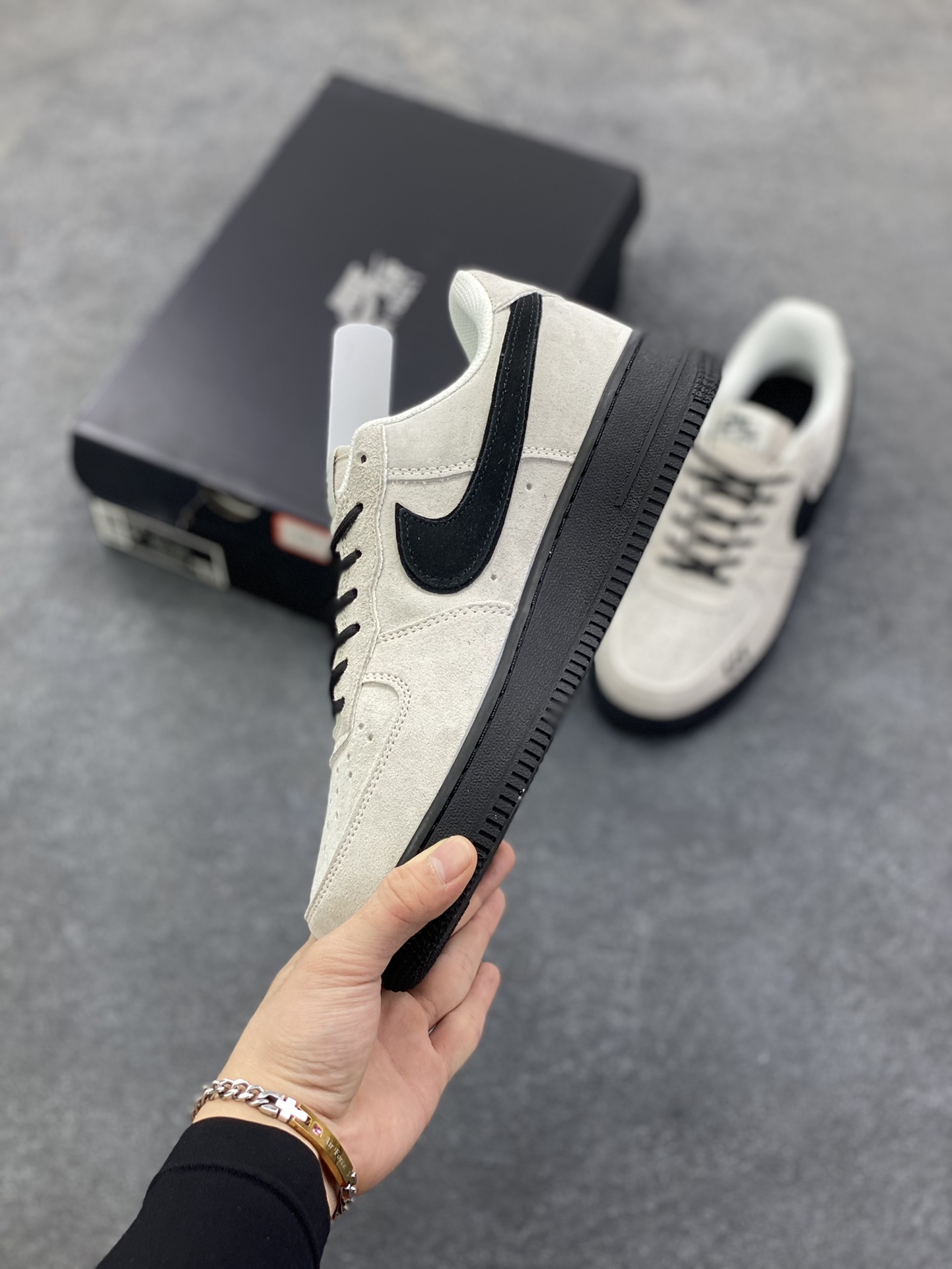 图片[3]-Nike Air Force 1 Low 空军一号低帮百搭休闲运动板鞋。柔软、弹性十足的缓震性能和出色的中底设计，横跨复古与现代的外型结合，造就出风靡全球三十多年的Force 1，直到今天还深受青睐。 货号：HQ1966-200 尺码：36 36.5 37.5 38 38.5 39 40 40.5 41 42 42.5 43 44 44.5 45-选品中心