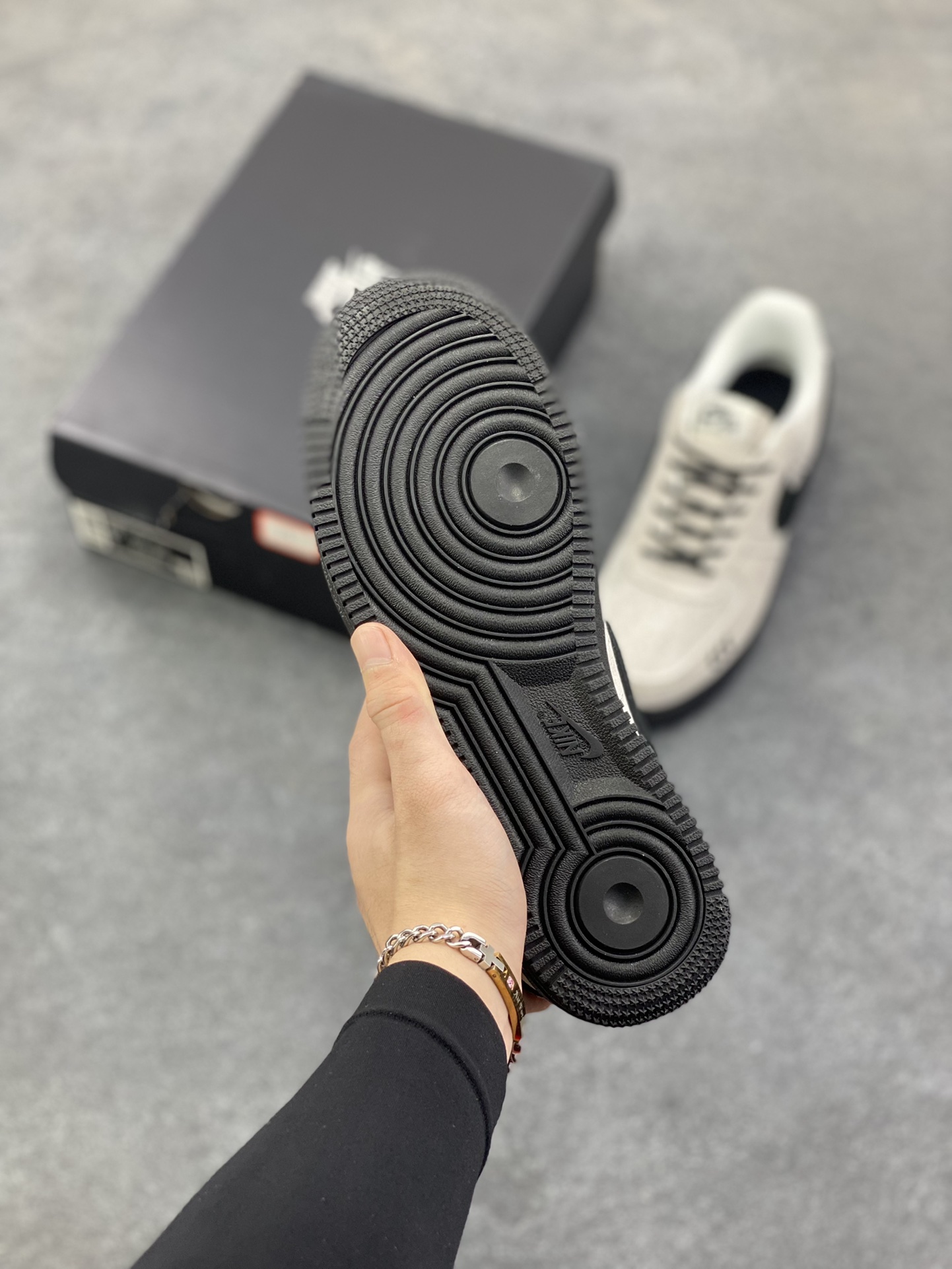 图片[5]-Nike Air Force 1 Low 空军一号低帮百搭休闲运动板鞋。柔软、弹性十足的缓震性能和出色的中底设计，横跨复古与现代的外型结合，造就出风靡全球三十多年的Force 1，直到今天还深受青睐。 货号：HQ1966-200 尺码：36 36.5 37.5 38 38.5 39 40 40.5 41 42 42.5 43 44 44.5 45-选品中心