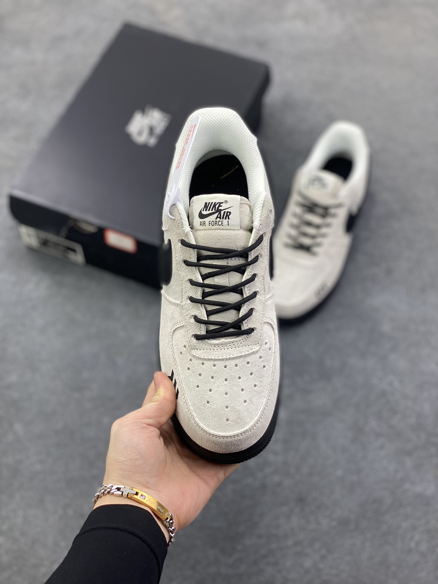 图片[2]-Nike Air Force 1 Low 空军一号低帮百搭休闲运动板鞋。柔软、弹性十足的缓震性能和出色的中底设计，横跨复古与现代的外型结合，造就出风靡全球三十多年的Force 1，直到今天还深受青睐。 货号：HQ1966-200 尺码：36 36.5 37.5 38 38.5 39 40 40.5 41 42 42.5 43 44 44.5 45-选品中心