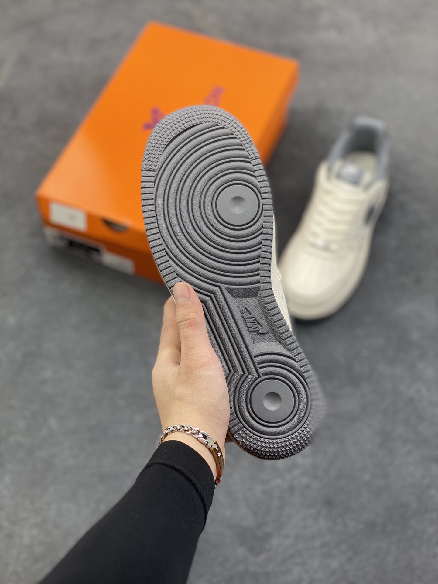 图片[5]-Nike Air Force 1 \’07 Low “LV联名——印花米灰勾”空军一号 高端定制 低帮 运动鞋 休闲鞋 折边针车 工艺难度大 原楦头原纸板 原装鞋盒 定制五金配件 内置全掌气垫 原厂鞋底 货号：MZ9588-816 尺码：36 36.5 37.5 38 38.5 39 40 40.5 41 42 42.5 43 44 44.5 45-选品中心