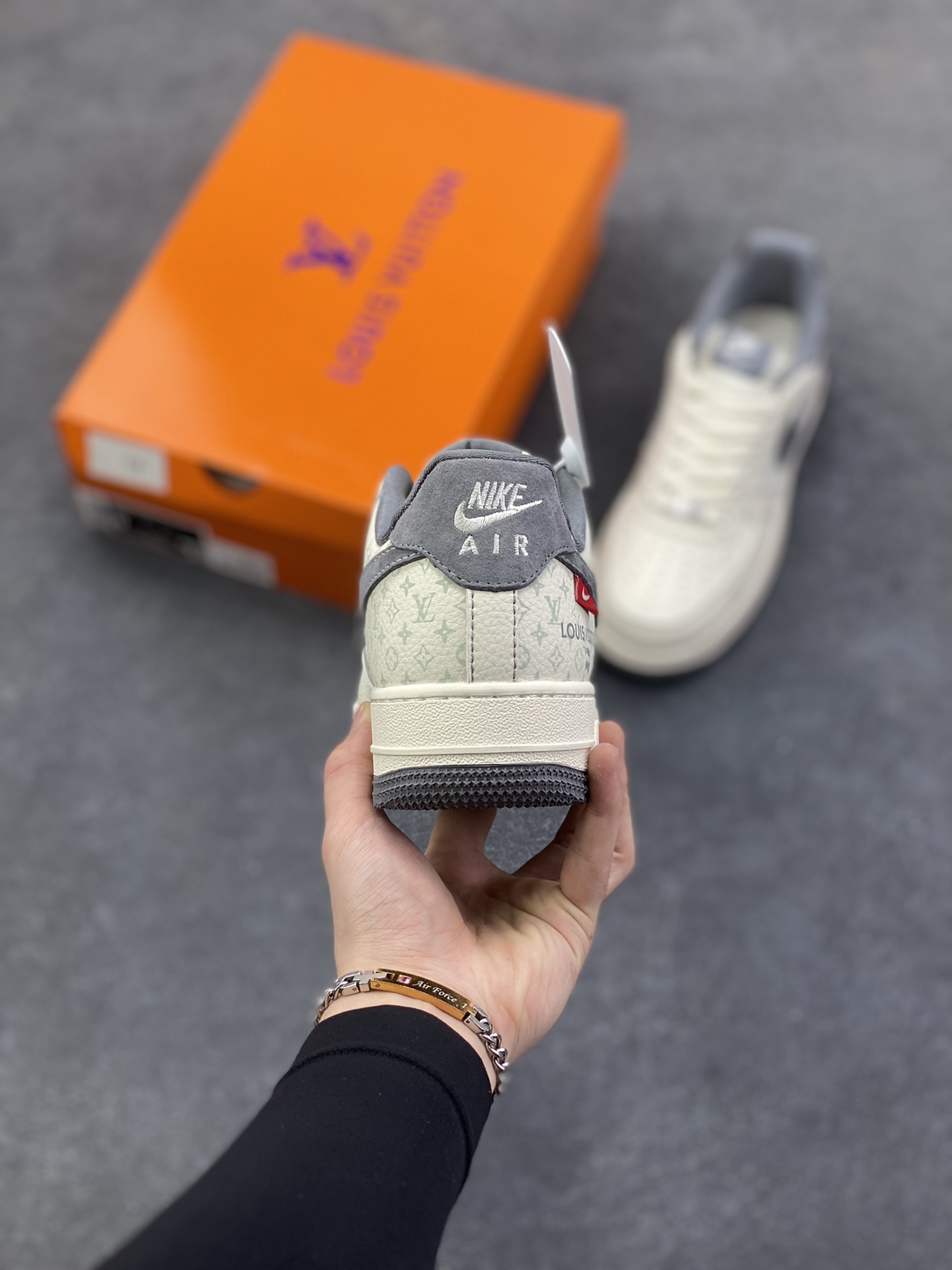 图片[4]-Nike Air Force 1 \’07 Low “LV联名——印花米灰勾”空军一号 高端定制 低帮 运动鞋 休闲鞋 折边针车 工艺难度大 原楦头原纸板 原装鞋盒 定制五金配件 内置全掌气垫 原厂鞋底 货号：MZ9588-816 尺码：36 36.5 37.5 38 38.5 39 40 40.5 41 42 42.5 43 44 44.5 45-选品中心