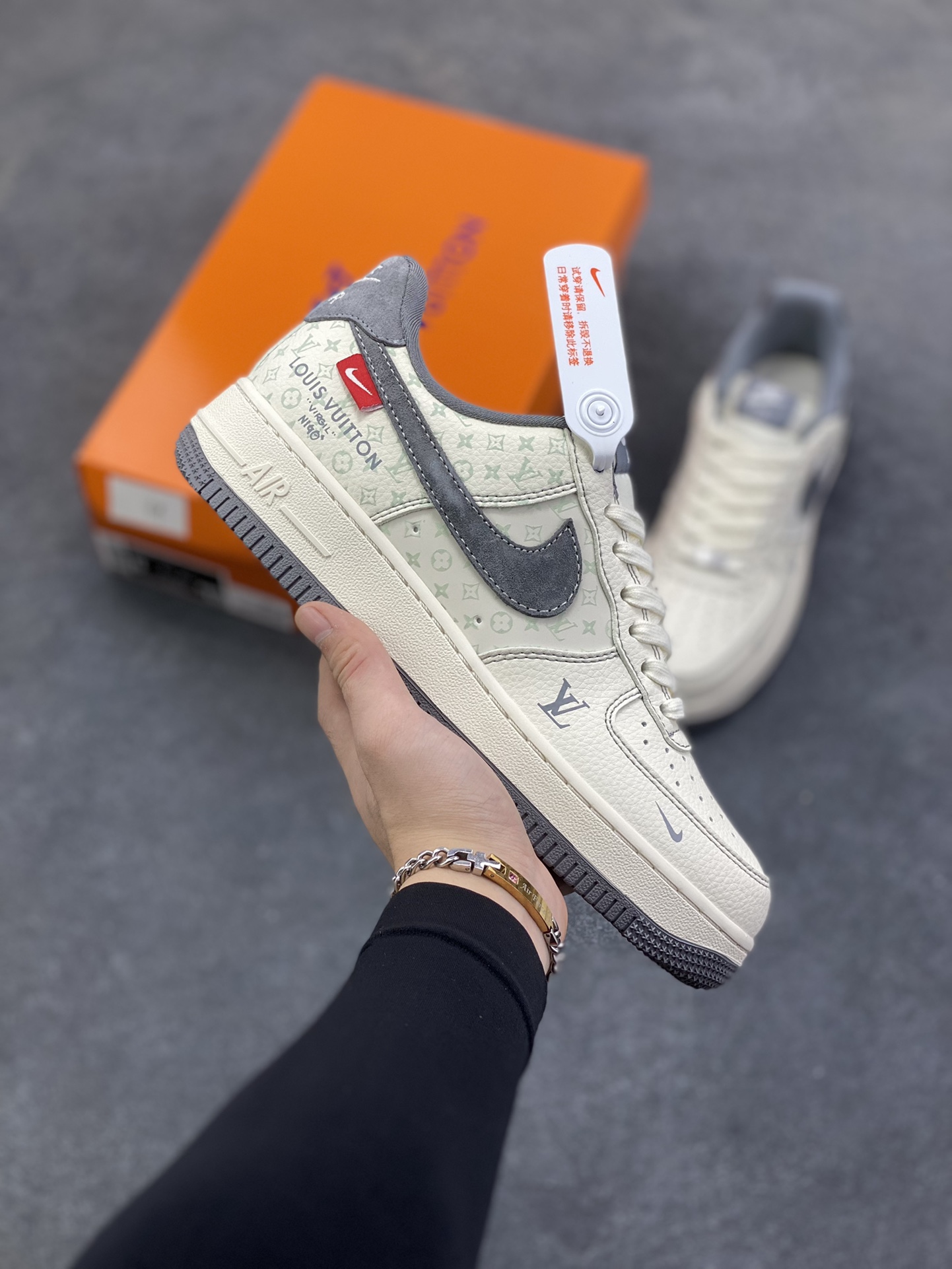 Nike Air Force 1 \’07 Low “LV联名——印花米灰勾”空军一号 高端定制 低帮 运动鞋 休闲鞋 折边针车 工艺难度大 原楦头原纸板 原装鞋盒 定制五金配件 内置全掌气垫 原厂鞋底 货号：MZ9588-816 尺码：36 36.5 37.5 38 38.5 39 40 40.5 41 42 42.5 43 44 44.5 45-选品中心