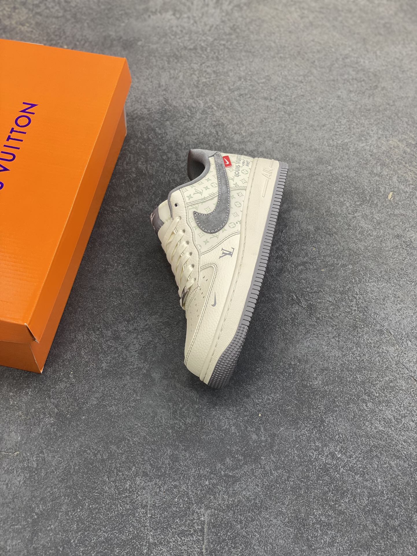 图片[7]-Nike Air Force 1 \’07 Low “LV联名——印花米灰勾”空军一号 高端定制 低帮 运动鞋 休闲鞋 折边针车 工艺难度大 原楦头原纸板 原装鞋盒 定制五金配件 内置全掌气垫 原厂鞋底 货号：MZ9588-816 尺码：36 36.5 37.5 38 38.5 39 40 40.5 41 42 42.5 43 44 44.5 45-选品中心