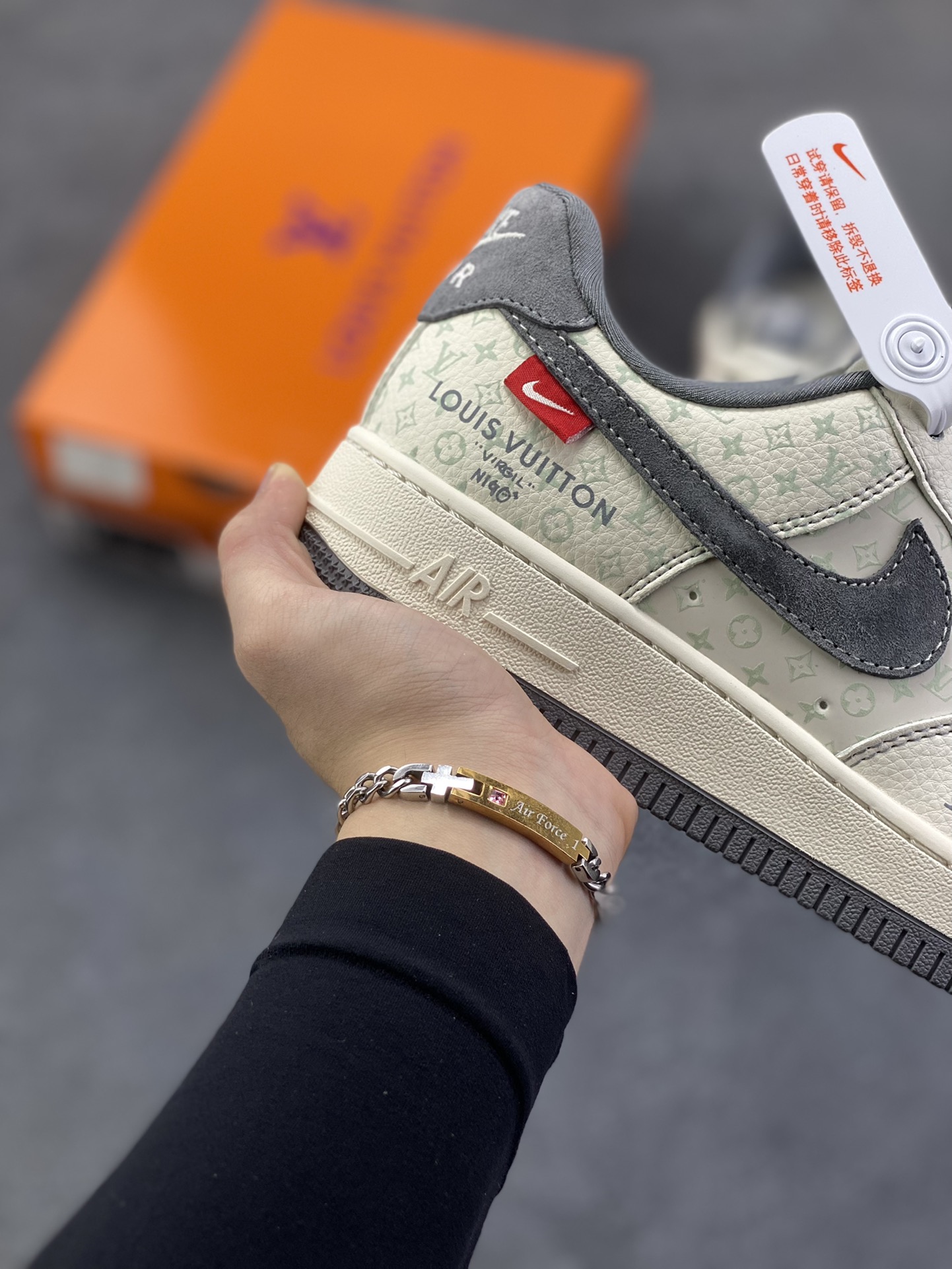 图片[6]-Nike Air Force 1 \’07 Low “LV联名——印花米灰勾”空军一号 高端定制 低帮 运动鞋 休闲鞋 折边针车 工艺难度大 原楦头原纸板 原装鞋盒 定制五金配件 内置全掌气垫 原厂鞋底 货号：MZ9588-816 尺码：36 36.5 37.5 38 38.5 39 40 40.5 41 42 42.5 43 44 44.5 45-选品中心
