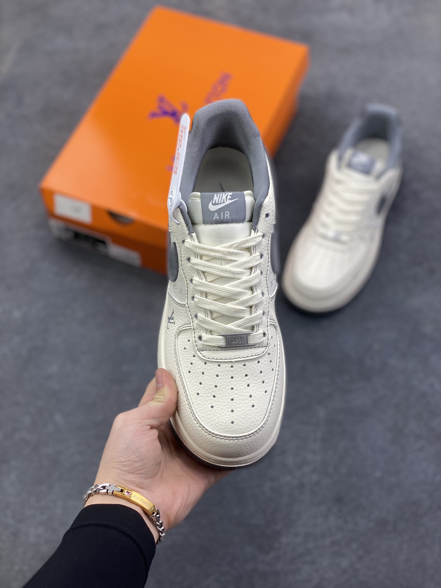 图片[2]-Nike Air Force 1 \’07 Low “LV联名——印花米灰勾”空军一号 高端定制 低帮 运动鞋 休闲鞋 折边针车 工艺难度大 原楦头原纸板 原装鞋盒 定制五金配件 内置全掌气垫 原厂鞋底 货号：MZ9588-816 尺码：36 36.5 37.5 38 38.5 39 40 40.5 41 42 42.5 43 44 44.5 45-选品中心