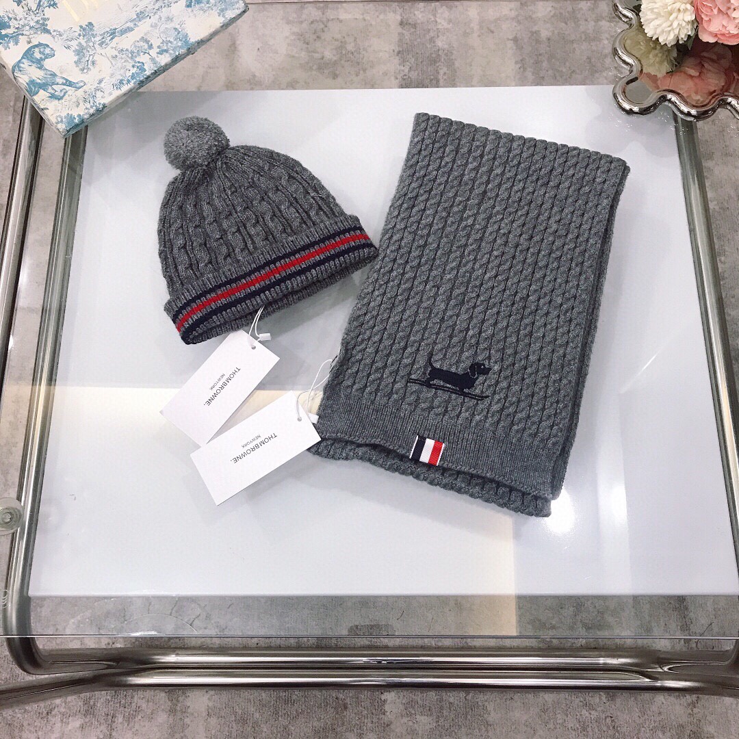 NO:578819,[Ready stock] THOMBROWN* Original customization from the counter. Blended knitted material [hat and scarf] embroidered with puppy logo. The fabric is super soft and waxy, comfortable, fashionable and versatile for autumn and winter ~ warm, stylish and stylish. Color is gray and off-white. One size fits all [can be worn by 2-12 years old], clothes, hats,19860909【现货发】   THOMBROWN* 专柜原版定制 混纺针织材质【帽子围巾】刺绣小狗狗标志 面料超级软糯舒适秋冬时髦百搭款～保暖有型又洋气 颜色灰色 米白色 尺寸均码【2-12岁均可佩戴】,衣服,hats,,Children's