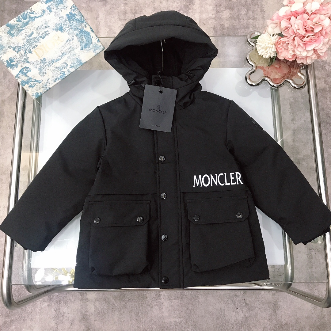 NO:579186,Moncler Large Pocket Hooded Children's Down Jacket Size - Color Off-White Black Heavy-duty model is here, the laminated series ~ high-end version, super fashionable. The front adopts a large area of laminated technology, and the brim, placket, and craftsmanship are extremely complex. It is equipped with adjustable cuffs and hem, windproof and warm. The gum logo on the left arm has a very good density and fullness, a strong three-dimensional effect, a very full color, and is firm and tight.  Filled with high-quality 90% down, the down is large, the feathers are small, the quality is good, the elasticity is sufficient, and the fullness is super high!  The interior is quilted and filled with down, and the reinforced down is evenly distributed, making it less likely to run away!  Excellent thermal performance!  The best of cold stuffing, clothes, down jacket, hats,19860909Moncler大口袋连帽儿童羽绒服 尺码- 颜色米白 黑色 重磅款来袭,压胶系列～高配版,超洋气 正面采用了大面积的压胶工艺,帽檐、门襟、工艺及其复杂.设有可调节袖口,下摆 ,防风保暖.左手臂上的胶质徽标,密度的饱满度非常好,立体感很强,色泽度非常饱满,牢固紧致 . 内充优质90绒,绒朵大,羽梗小,品质佳,弹性足,饱满性超高！内里绗缝的设计,分格充绒,加固羽绒均匀分布,不易跑绒！保暖性能优！寒填充物的极品,衣服,down jacket,hats,,Children's