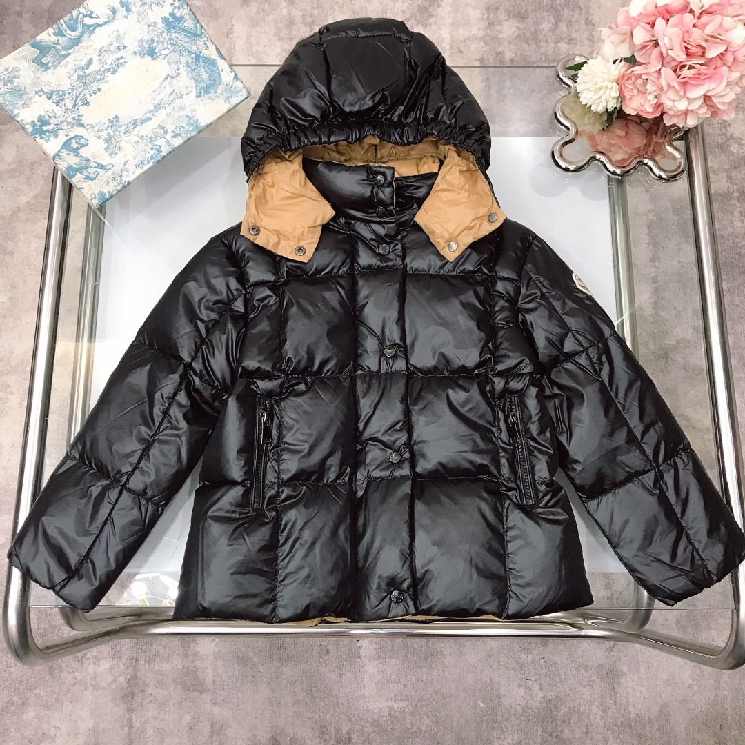 NO:579188,[Ready stock] Size-160cm size-120-130-140-150-160 'Long-term availability' Moncl* autumn and winter classic bread coat down jacket, same style for men and women, YB quality!  The shape is very correct, super good-looking, warm, comfortable and versatile. Upgraded quality version ~ Selected high-quality national standard 90 white duck down filling, high fluffiness, no-wash material, excellent windproof, coldproof and warmth retention, all accessories and hardware are customized one-to-one by YB, high-end quality!  The version is on point, the fashionable style is suitable for any figure, the upper body effect is great, it is ok to give to others and wear for yourself. Must buy the value model ~ Color: white, black, navy blue, suitable for 105cm～155cm, clothes, down jacket,19860909【现货发】 尺码-160cm size-120-130-140-150-160《长期有货》  Moncl*秋冬经典款 面包服羽绒服 男女同款,YB品质！版型非常正 超高颜值 保暖舒适百搭爆款 品质升级版～ 精选优质国标90白鸭绒填充 蓬松度高 免洗材质,防风防寒保暖性极佳,所有配件五金都是YB一比一定制 高端品质！版型正点 时尚流行的款式风格 适合任何身材,上身效果超赞,送人自穿都很ok 必收超值款 ～ 颜色白色 黑色 藏蓝色 适合105cm～155cm,衣服,down jacket,,Children's