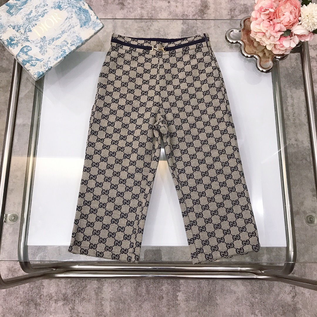 NO:575316,[Ready stock] Size 90 - Recommended to hand wash High-end fabrics cannot be machine washed GUCC* High-end style~ Double GG jacquard denim straight casual trousers Made at the counter 1:1 Super versatile style Comprehensive classic letter jacquard denim fabric Inner binding design Waist snap closure design with back waist elastic design Super versatile style The upper body is casual and comfortable without losing the gentlemanly temperament The silhouette is upright There is only one version High-end version, pay attention to the details  Size 90--110-120-130-140-[CM], clothes, gucci,19860909【现货发】  尺寸90- 建议手洗 高端面料不可机洗 GUCC* 高定款～ 双GG提花牛仔直筒休闲长裤 专柜1:1打造 超级百搭款式 全面经典字母提花牛仔面料 内里包边设计腰部按扣开合设计搭配后腰部松紧带设计  超级百搭款 上身休闲舒适又不失绅士气质 版型立挺 只有一个版本 高端版本, 注意看细节 尺码90--110-120-130-140-【CM】,衣服,gucci,,Children's