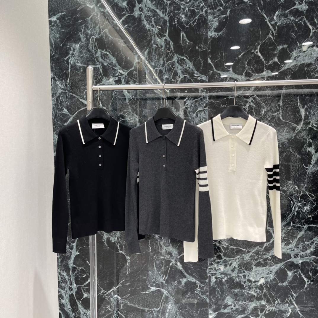 TB 25秋冬新款 撞色条纹翻领针织衫 这款针织衫是白底黑条纹撞色设计，翻领➕三颗纽扣，简约学院风满满!