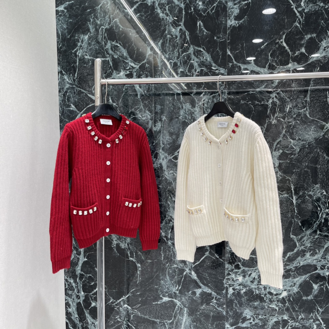 TB 25秋冬新款 钉钻领针织开衫，100%羊毛材质，柔软细腻，秋冬穿超舒服！白色主调+红白蓝水晶点缀，