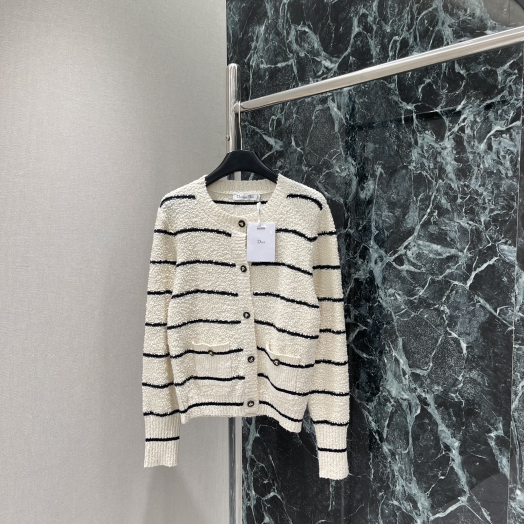 Ｄ家 25秋冬新款 圆领针织条纹开衫 前襟印刻船锚土徽标装饰，展现品牌调性，通体两色横向条纹撞色设计，丰