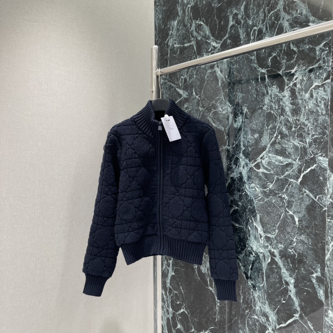 Ｄ家 25秋冬新款 藤格纹提花拉链外套 立领拉链外套版型，短款版型凸显腰线，通体藤格纹提花，颗粒感肌理更