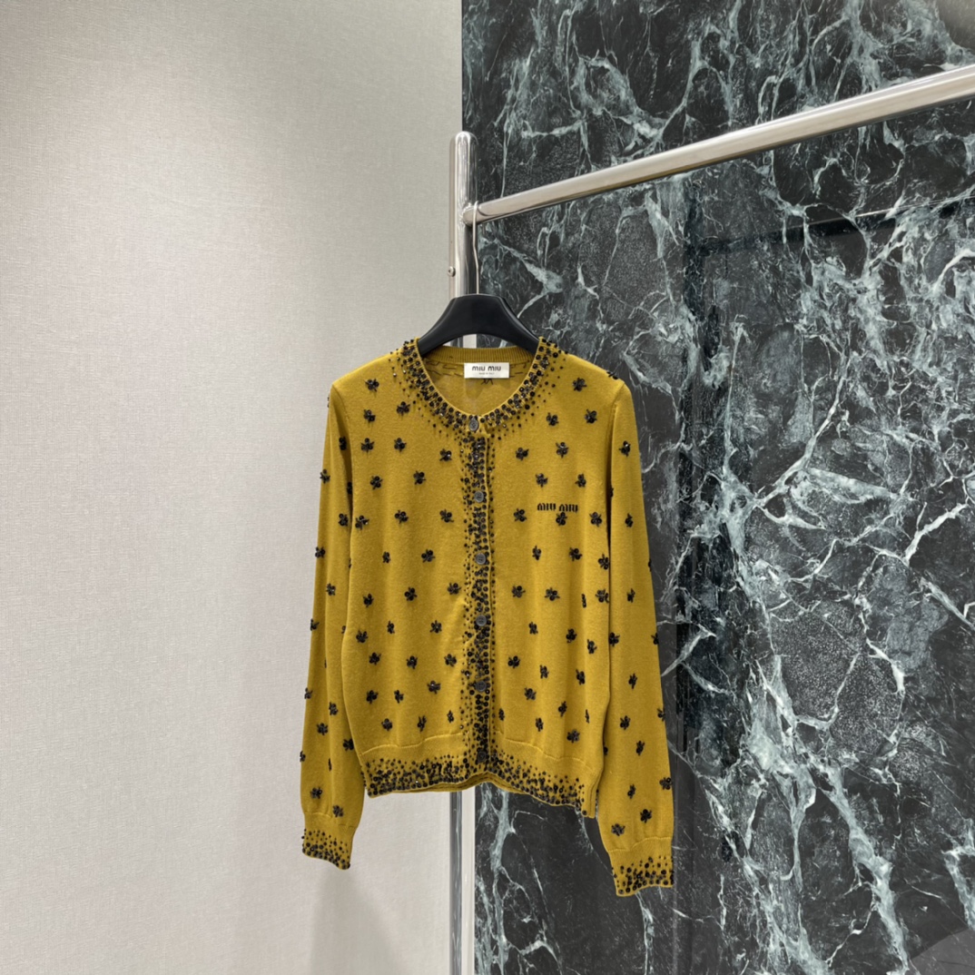 Miu 25秋冬新款 亮片钉珠针织开衫 珠片通体纯手工缝制超级重工 胸口字母徽标突出调性，领口延伸至前襟