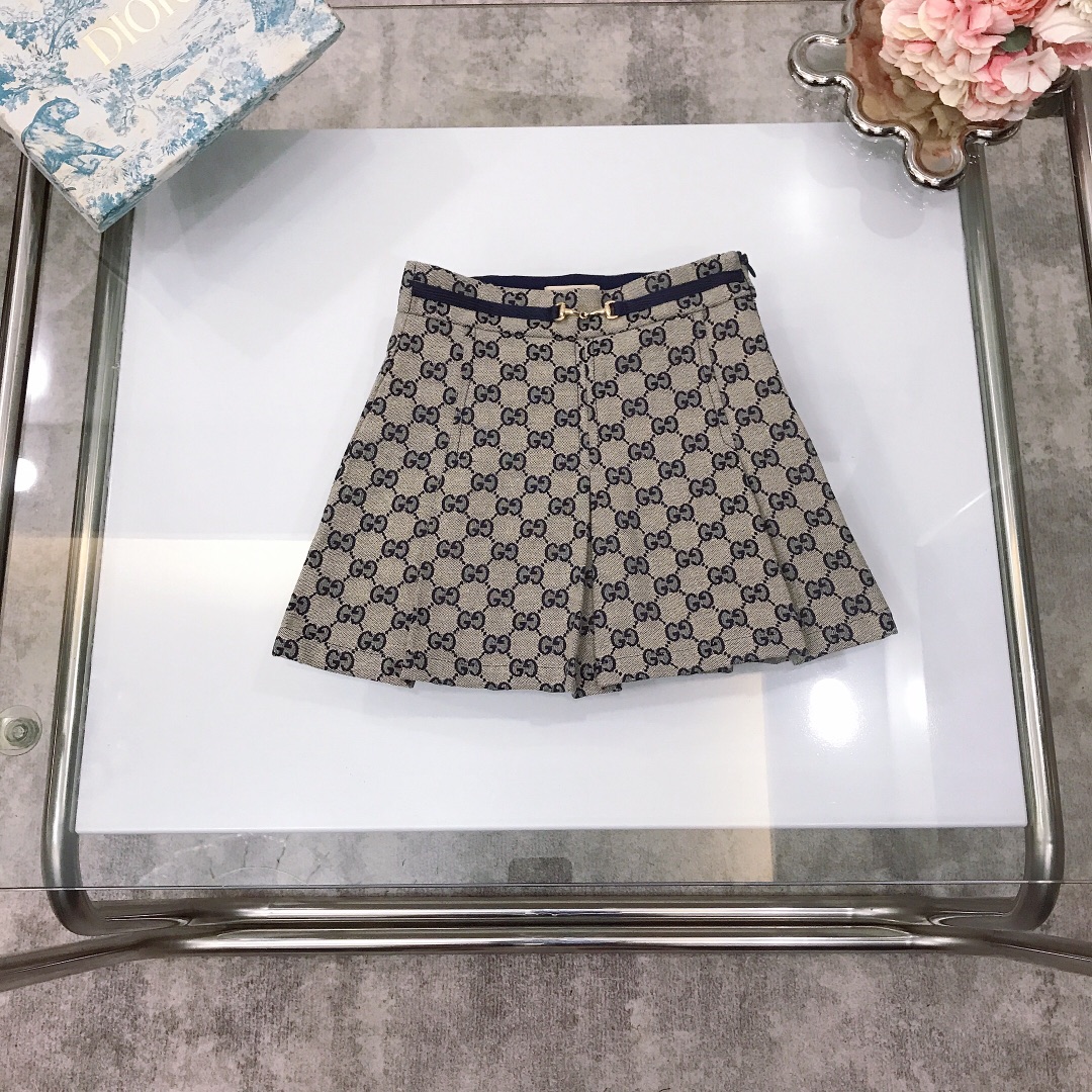 NO:578896,[Ready stock] Size 90 - It is recommended to hand wash. High-end fabrics cannot be machine washed. GUCC* Haute couture ~ Double GG jacquard denim A-line skirt. Made at the counter 1:1. Fully lettered jacquard denim fabric. The fabric is soft and delicate. Versatile style. Side zipper opening design with elastic band on the back. Super versatile style. The upper body is casual and comfortable without losing the ladylike temperament. The version is upright. There is only one version. High-end version, pay attention to the details.  Size 90--110-120-130-140-[CM], clothes, gucci, skirts,19860909【现货发】  尺寸90- 建议手洗 高端面料不可机洗 GUCC* 高定款～ 双GG提花牛仔A字裙 专柜1:1打造 全面字母提花牛仔面料 面料柔软细腻 百搭款 侧边拉链开口设计搭配后腰部松紧带  超级百搭款 上身休闲舒适又不失淑女气质 版型立挺 只有一个版本 高端版本, 注意看细节 尺码90--110-120-130-140-【CM】,衣服,gucci,skirts,,Children's