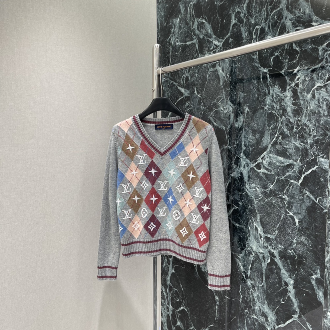 路易 25秋冬新款 菱格刺绣针织毛衣 经典菱格纹搭配星星图案，优雅又甜美✨。高品质羊毛混纺，柔软保暖，秋