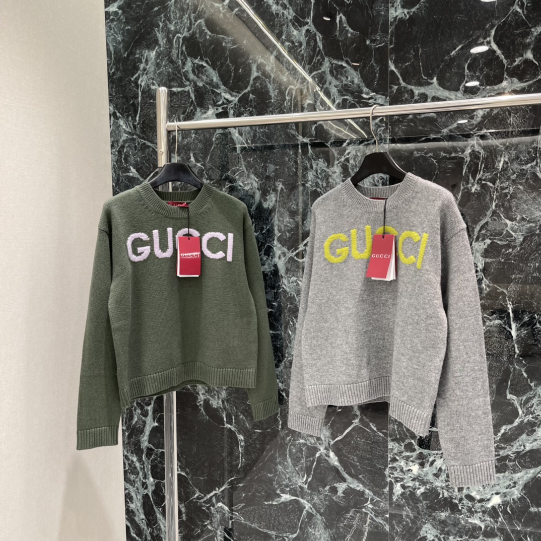 G家 25秋冬新款 复古提花字母毛衣 超绝复古“橄榄绿”，胸前醒目的粉色字母 碰撞强烈且极具辨识度，圆领