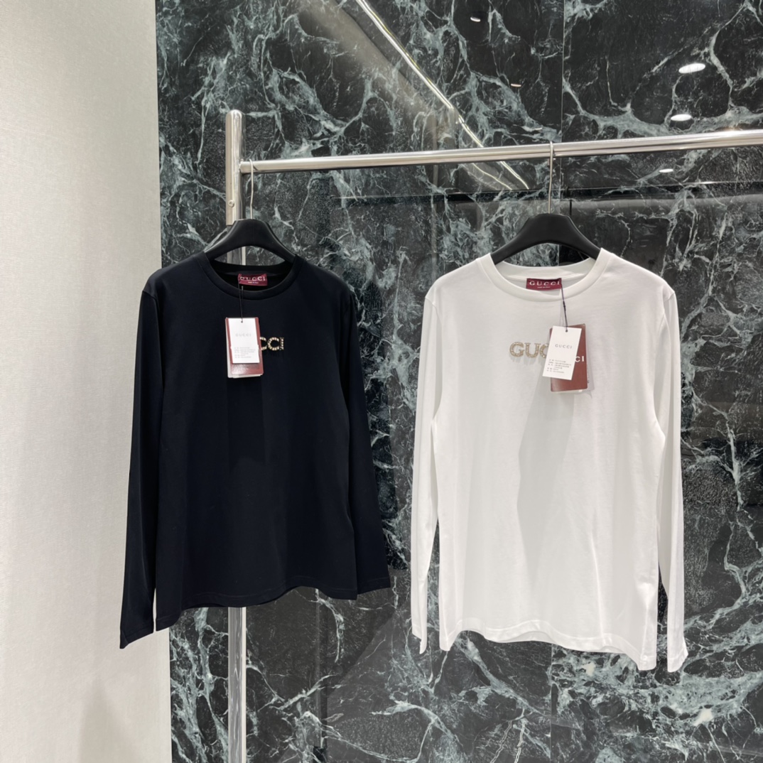 G家 25秋冬新款 钉钻长袖T恤 胸前GUCCI标志超有辨识度，简约百搭，日常穿搭或内搭都很合适✨。剪裁