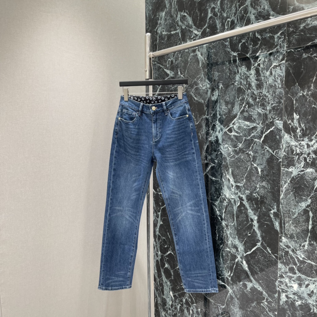 小香 25秋冬新款 小脚直筒牛仔裤 腰间经典撞色logo装饰 适合多种体型 秋冬搭配靴子或运动鞋都很OK