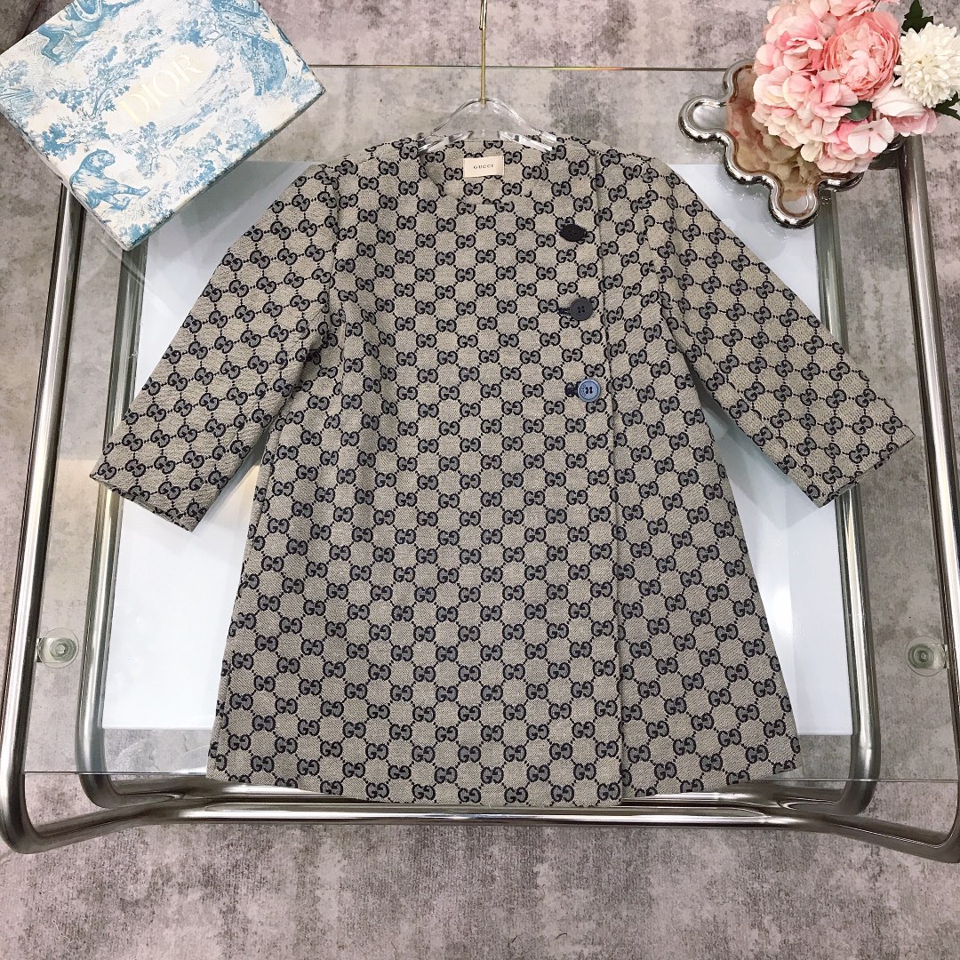 NO:578901,[Ready stock] Size 90 - It is recommended to hand wash. High-end fabrics cannot be machine washed. GUCC* high-end style~ Double GG jacquard denim cardigan and mid-length trousers jacket. Made at the counter 1:1. Fully letter jacquard denim fabric. The fabric is soft and delicate. Versatile style. Advanced round neck design with side openings~ Super versatile style. The upper body is casual and comfortable without losing the ladylike temperament. The version is upright. There is only one version. High-end version, pay attention to the details.  Size 90--110-120-130-140-[CM], clothes, gucci, jackets & coats,19860909【现货发】  尺寸90- 建议手洗 高端面料不可机洗 GUCC* 高定款～ 双GG提花牛仔开衫中长裤外套 专柜1:1打造 全面字母提花牛仔面料 面料柔软细腻 百搭款 高级圆领设计搭配侧边开口打造～  超级百搭款 上身休闲舒适又不失淑女气质 版型立挺 只有一个版本 高端版本, 注意看细节 尺码90--110-120-130-140-【CM】,衣服,gucci,jackets & coats,,Children's