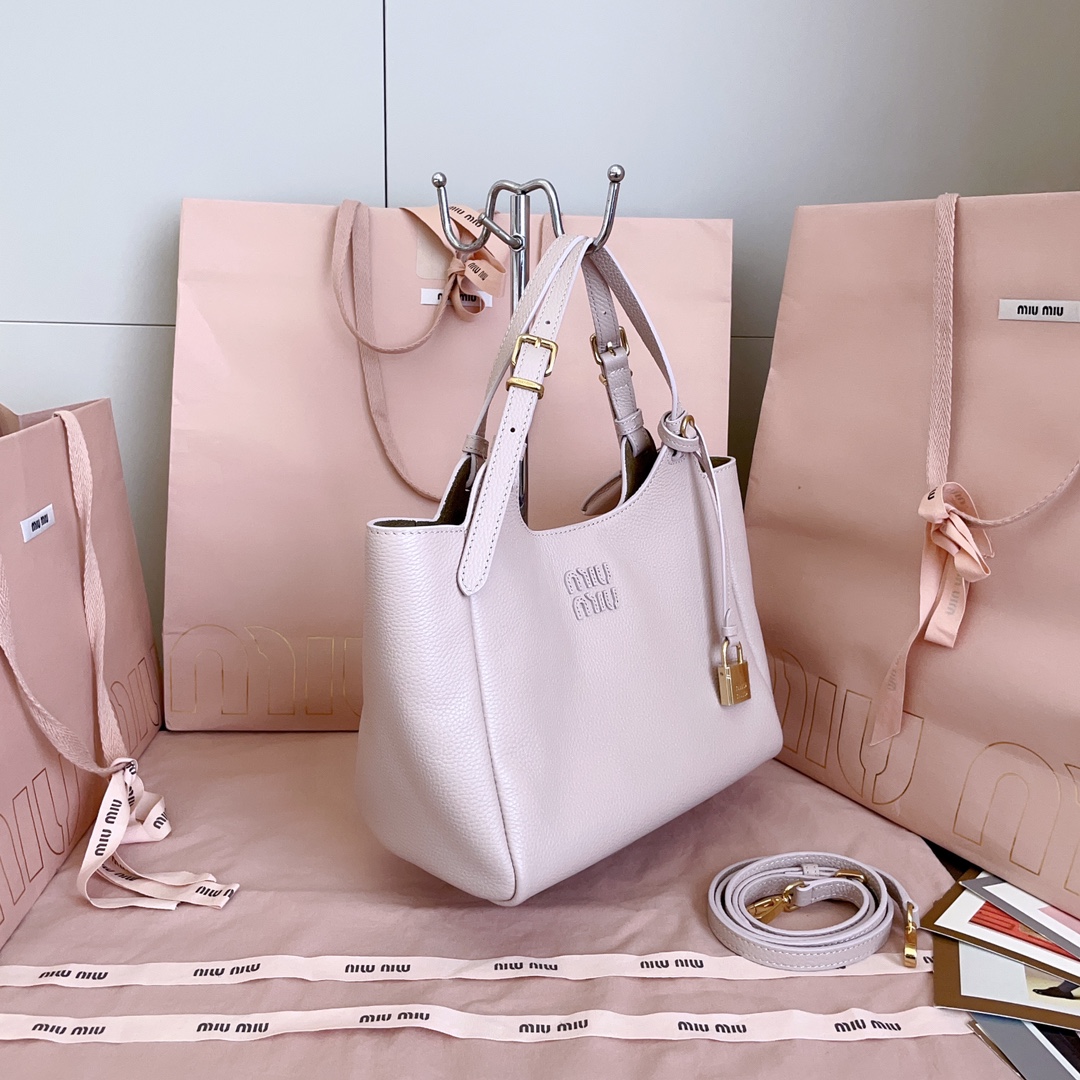 P850 5BA304:Miu家日本快闪新品托特包，顶级进口牛皮，皮面质感高级，优雅复古，包身软而不塌，搭配金属锁头挂件，气质随性慵懒，甜酷风格拉满，手工缝制皮面Logo标志，细节都很在线，通勤，逛街背都很适配，实用性MAX，
尺寸：25.5 X20 X13 cm