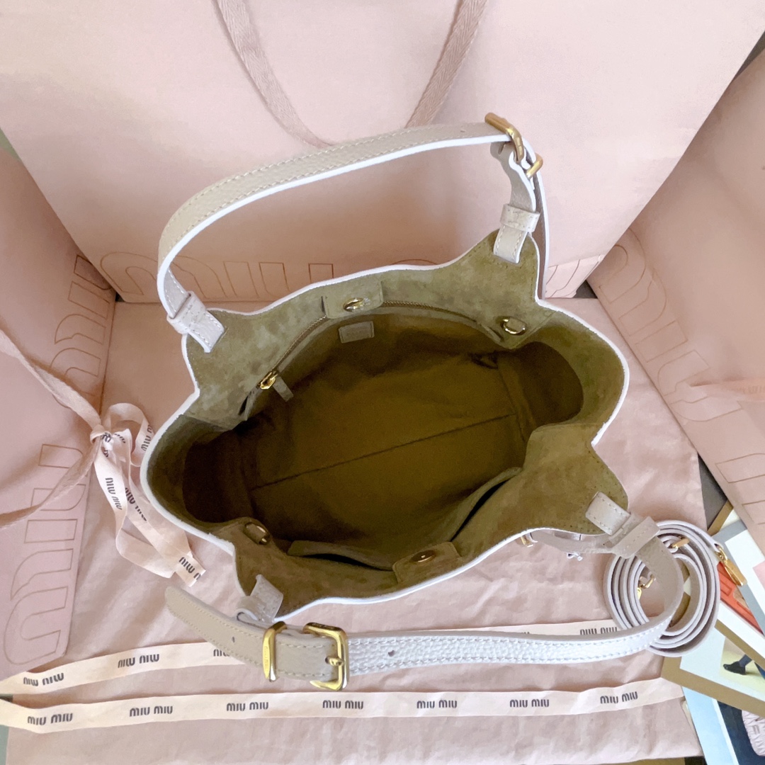 P850 5BA304:Miu家日本快闪新品托特包，顶级进口牛皮，皮面质感高级，优雅复古，包身软而不塌，搭配金属锁头挂件，气质随性慵懒，甜酷风格拉满，手工缝制皮面Logo标志，细节都很在线，通勤，逛街背都很适配，实用性MAX，
尺寸：25.5 X20 X13 cm